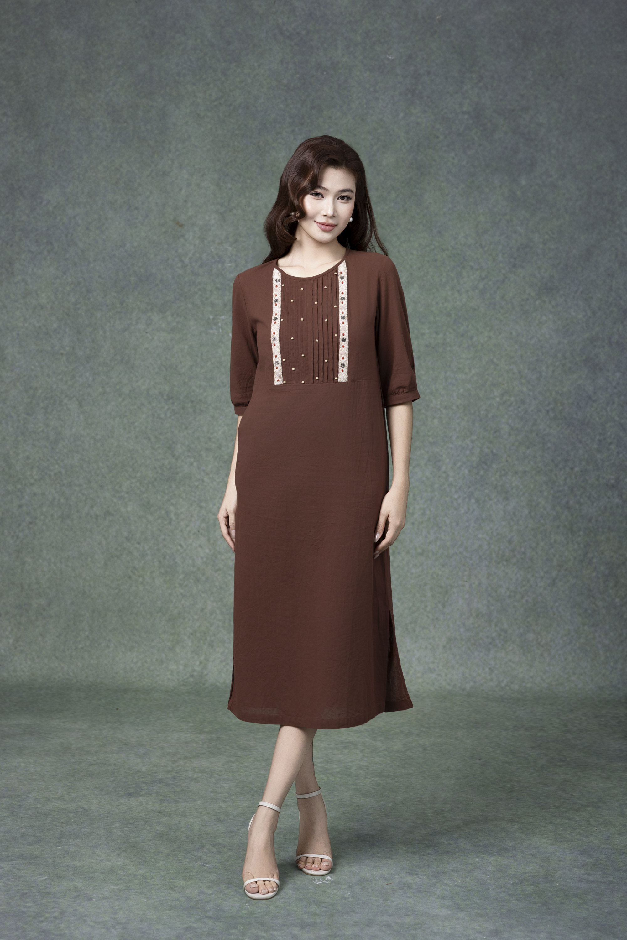 SWANLAKE | Váy Đầm Nữ Midi Suông Vải Linen Thêu Họa Tiết Cổ Tròn Tay Lỡ Có Túi Xẻ Tà Công Sở D13149LW01