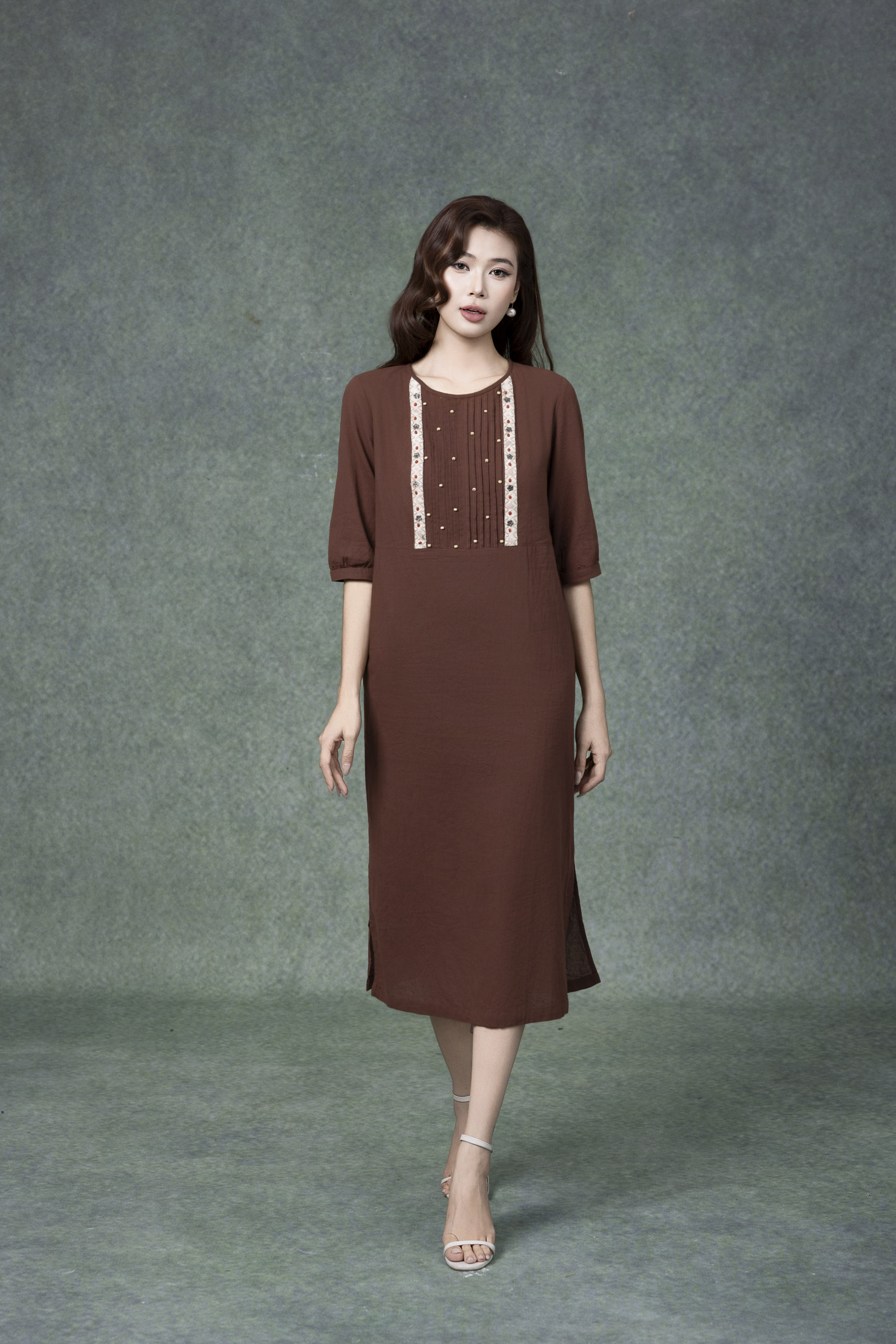 SWANLAKE | Váy Đầm Nữ Midi Suông Vải Linen Thêu Họa Tiết Cổ Tròn Tay Lỡ Có Túi Xẻ Tà Công Sở D13149LW01