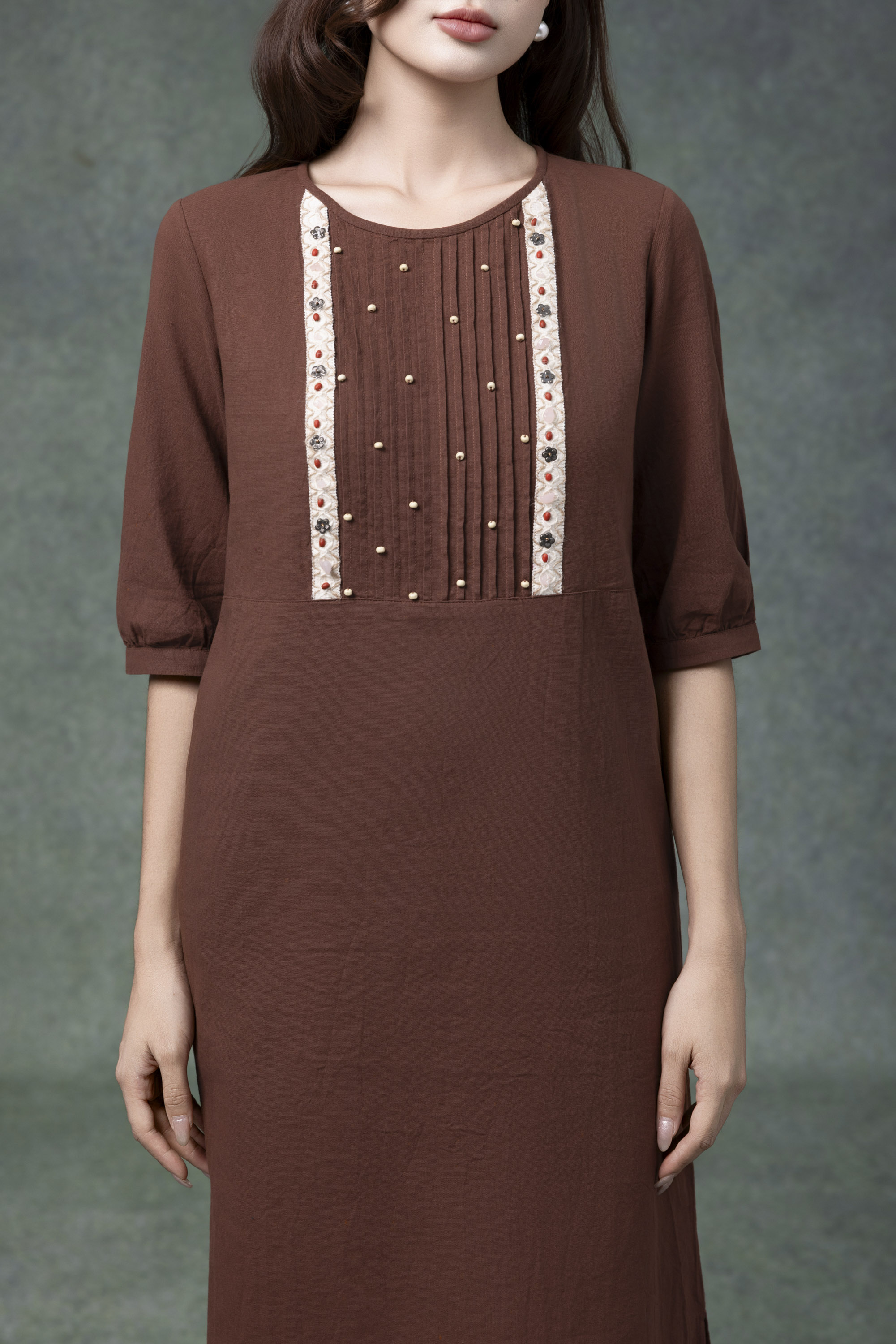 SWANLAKE | Váy Đầm Nữ Midi Suông Vải Linen Thêu Họa Tiết Cổ Tròn Tay Lỡ Có Túi Xẻ Tà Công Sở D13149LW01