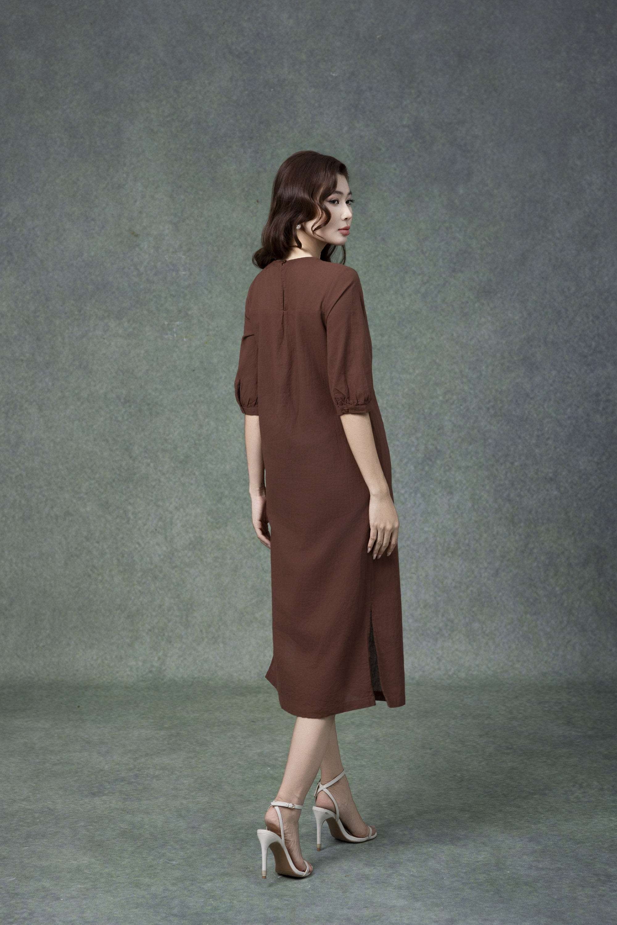 SWANLAKE | Váy Đầm Nữ Midi Suông Vải Linen Thêu Họa Tiết Cổ Tròn Tay Lỡ Có Túi Xẻ Tà Công Sở D13149LW01