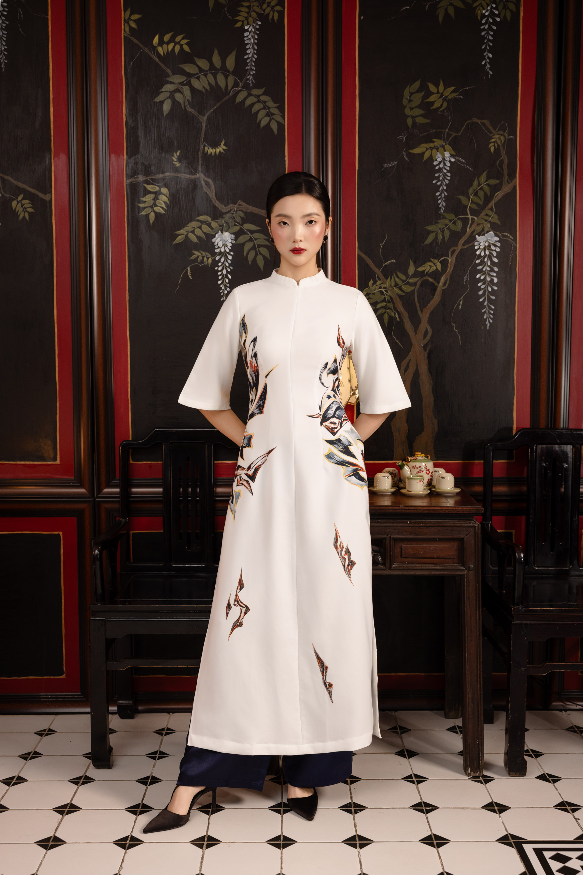 SWANLAKE | Áo Dài Cách Tân Nữ Dáng Suông Lụa Dày In Họa Tiết Đối Xứng Cổ Trụ Đứng Tay Lỡ Loe L14185LW01