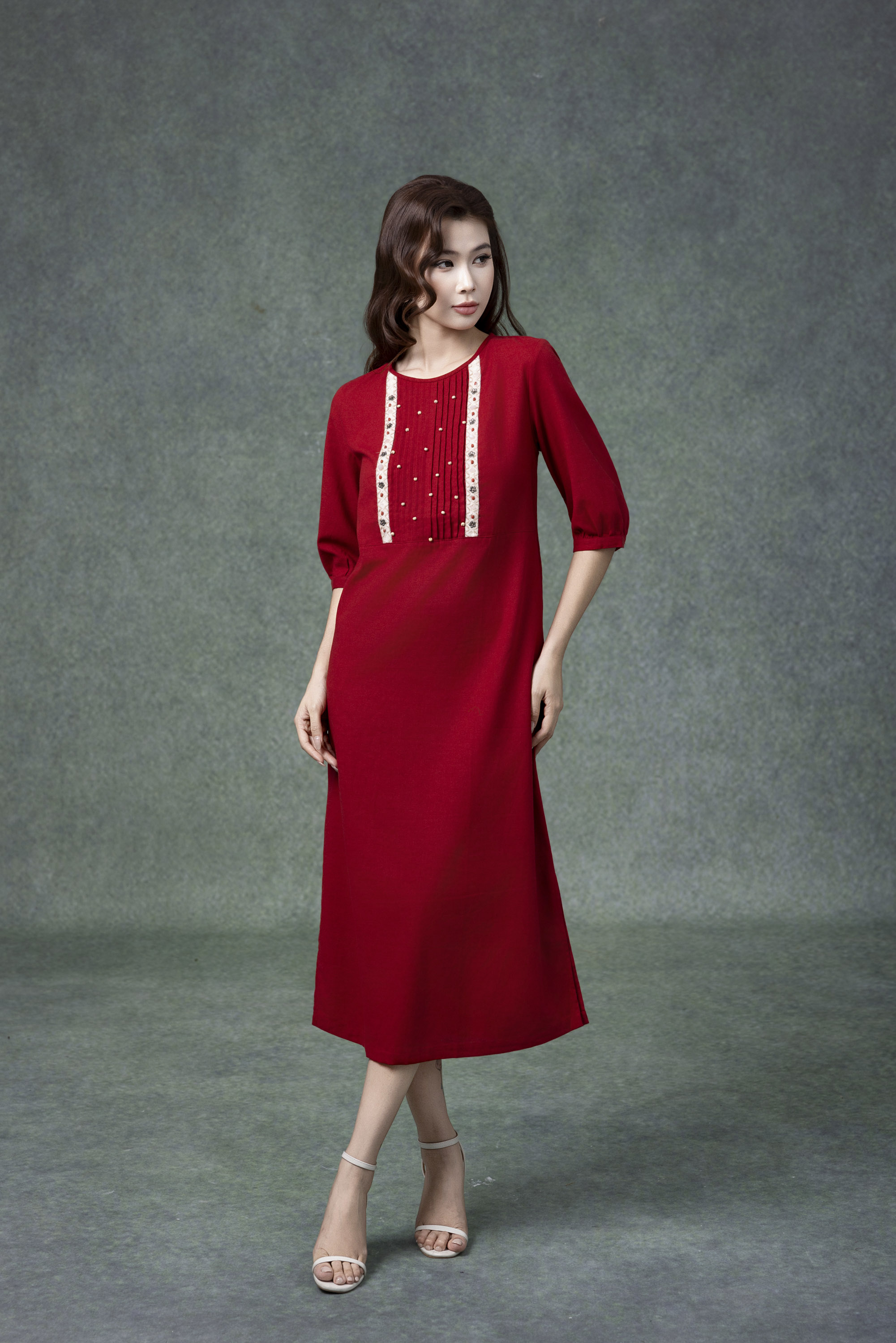 SWANLAKE | Váy Đầm Nữ Midi Suông Vải Linen Thêu Họa Tiết Cổ Tròn Tay Lỡ Có Túi Xẻ Tà Công Sở D13149LW01