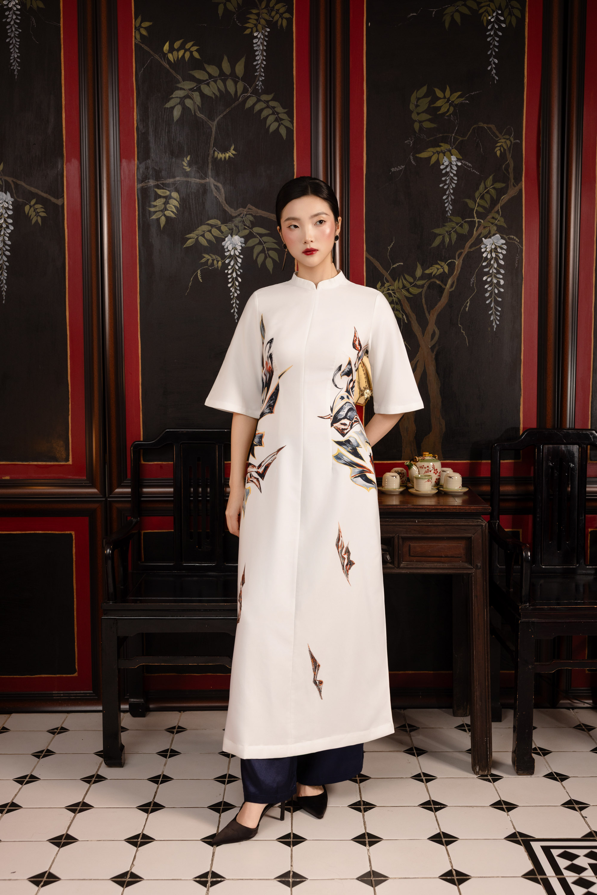 SWANLAKE | Áo Dài Cách Tân Nữ Dáng Suông Lụa Dày In Họa Tiết Đối Xứng Cổ Trụ Đứng Tay Lỡ Loe L14185LW01