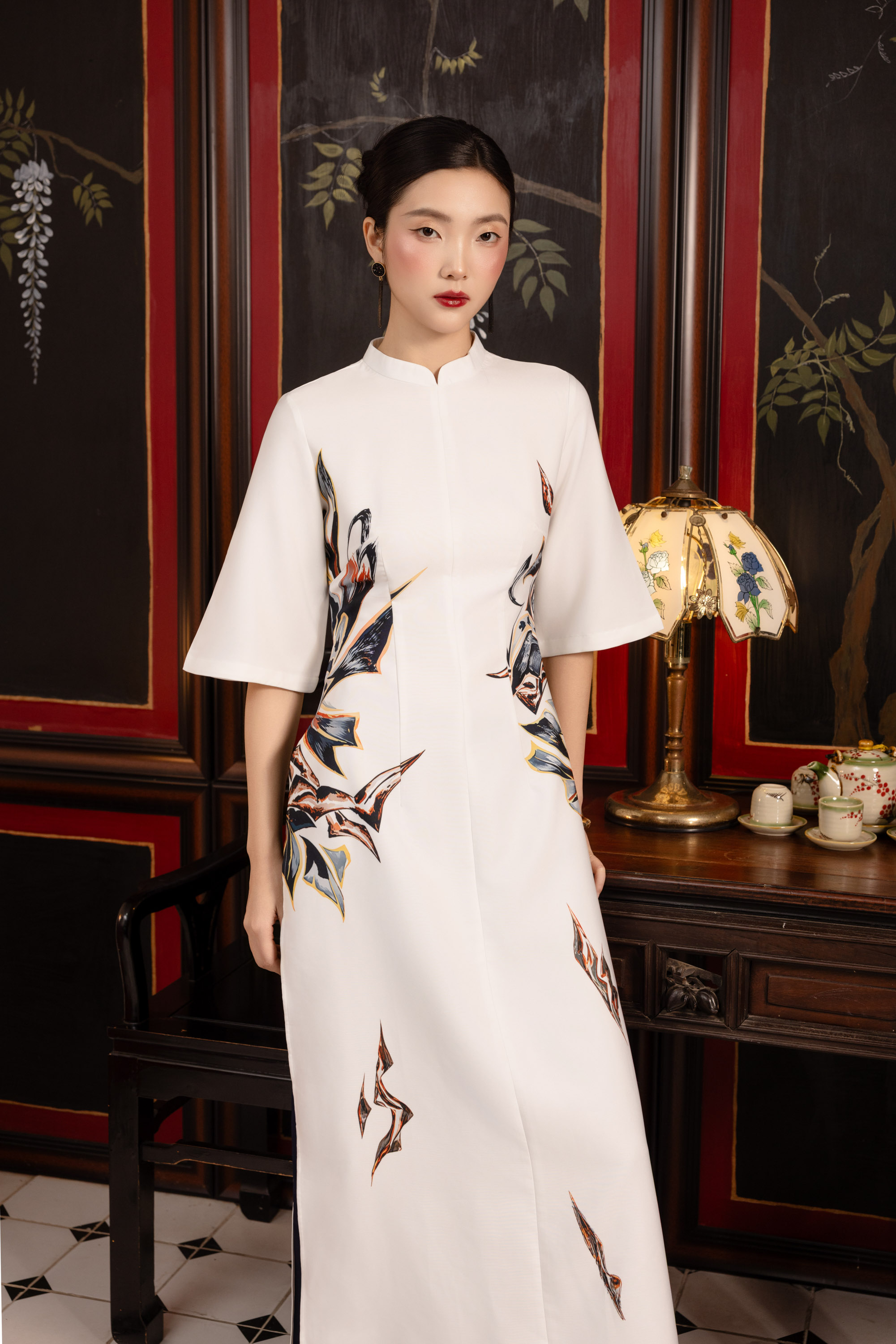 SWANLAKE | Áo Dài Cách Tân Nữ Dáng Suông Lụa Dày In Họa Tiết Đối Xứng Cổ Trụ Đứng Tay Lỡ Loe L14185LW01