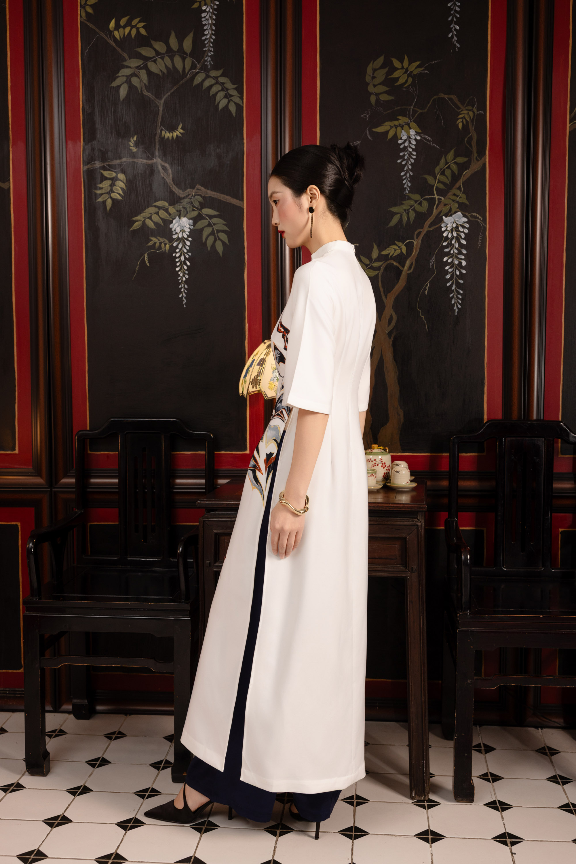 SWANLAKE | Áo Dài Cách Tân Nữ Dáng Suông Lụa Dày In Họa Tiết Đối Xứng Cổ Trụ Đứng Tay Lỡ Loe L14185LW01