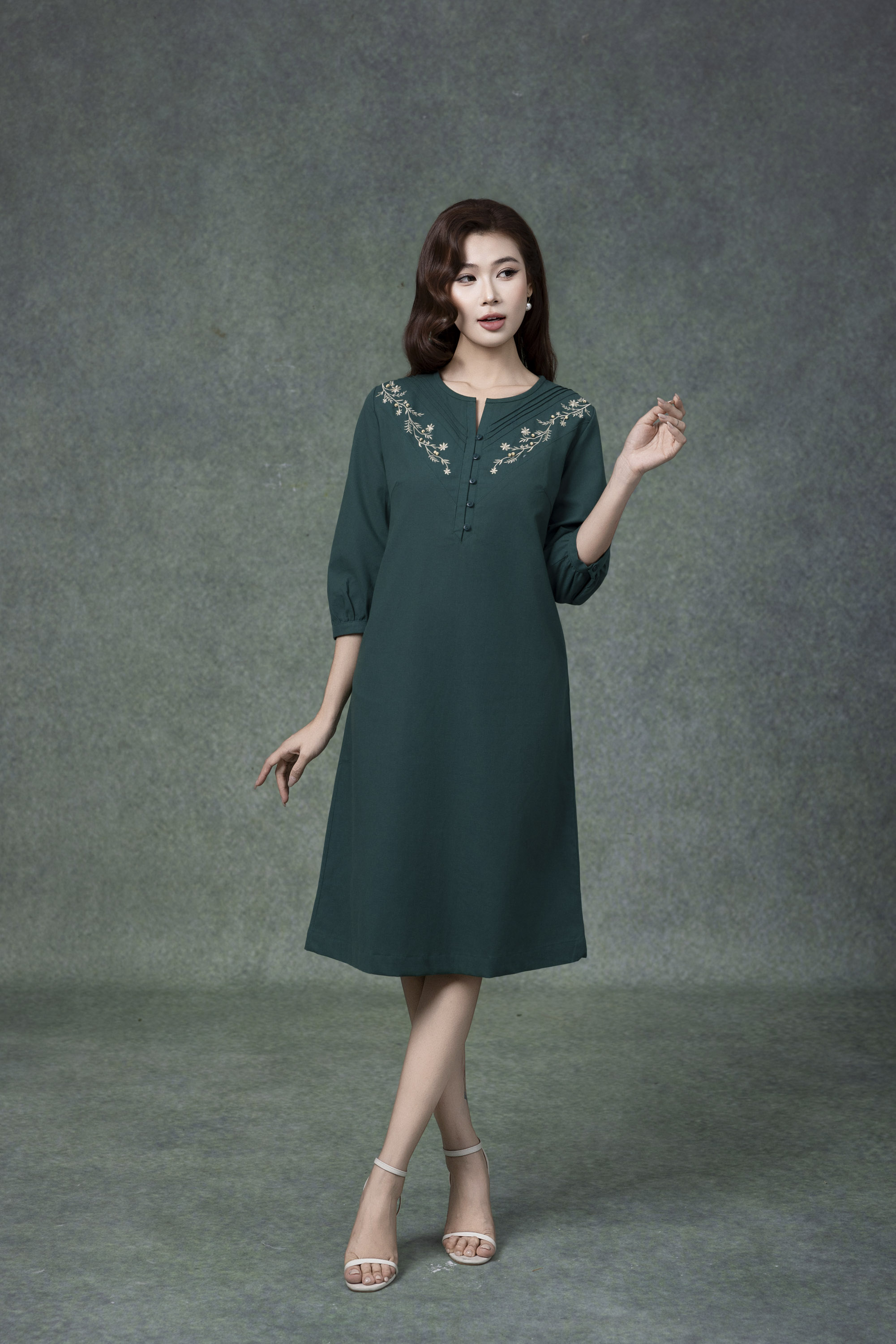 SWANLAKE | Váy Đầm Nữ Midi Suông Vải Linen Thêu Hoa Cổ Tròn Cài Nút Tay Lỡ Có Túi Công Sở D13179LW01