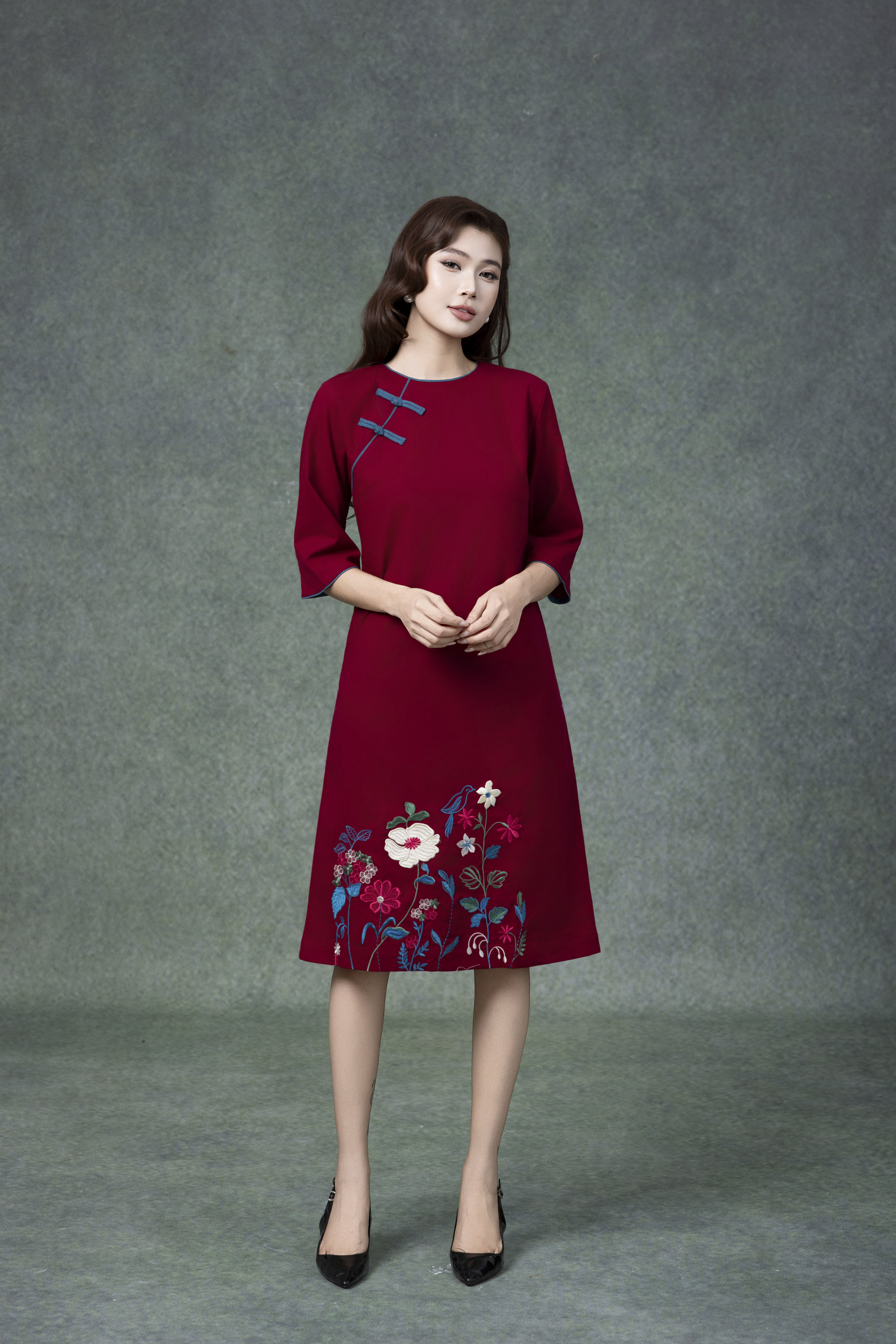SWANLAKE | Váy Đầm Nữ Midi Suông Cổ Tròn Tay Lỡ Chất Vải Linen Thêu Hoa Cao Cấp Đi Tiệc D13228LW01