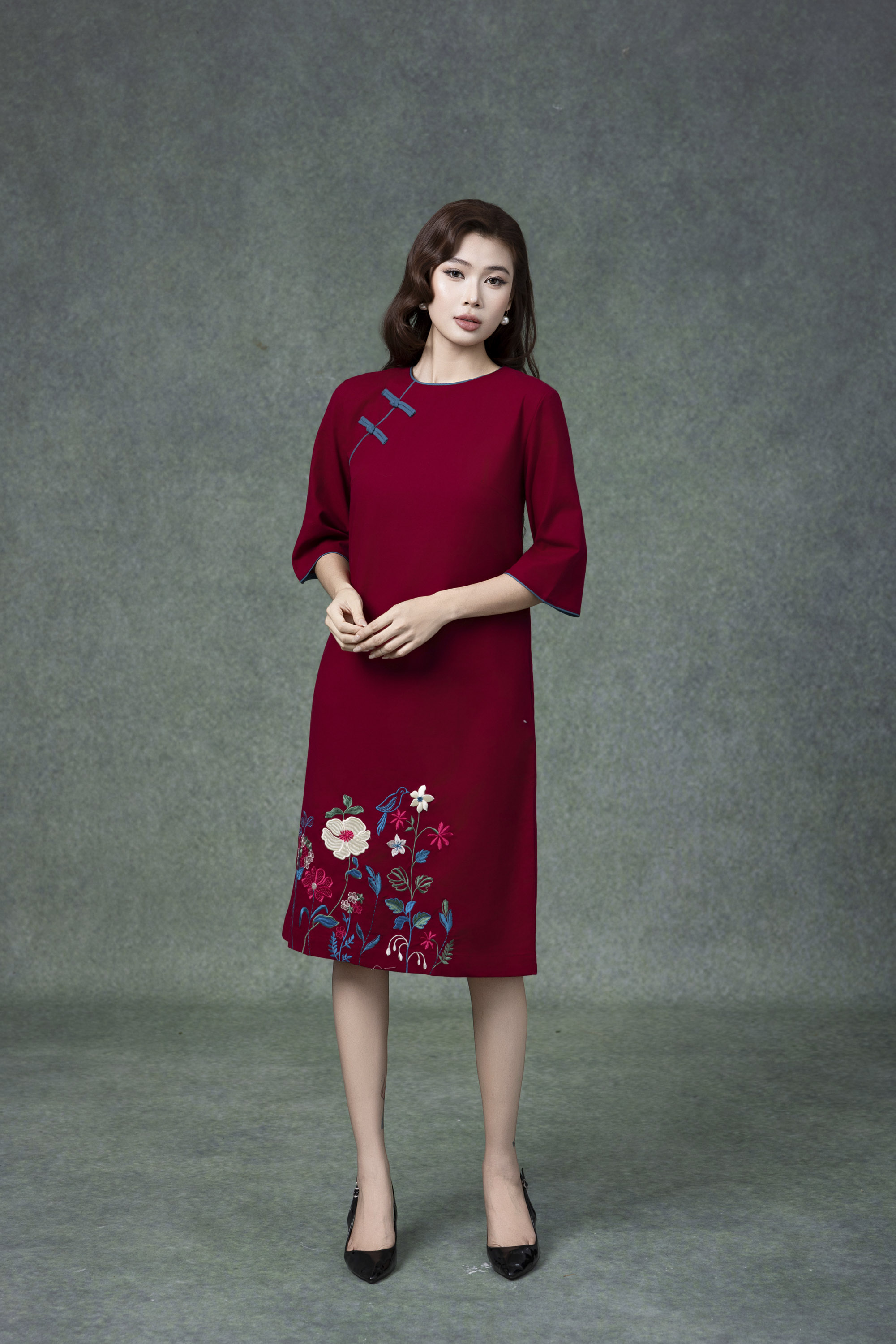 SWANLAKE | Váy Đầm Nữ Midi Suông Cổ Tròn Tay Lỡ Chất Vải Linen Thêu Hoa Cao Cấp Đi Tiệc D13228LW01