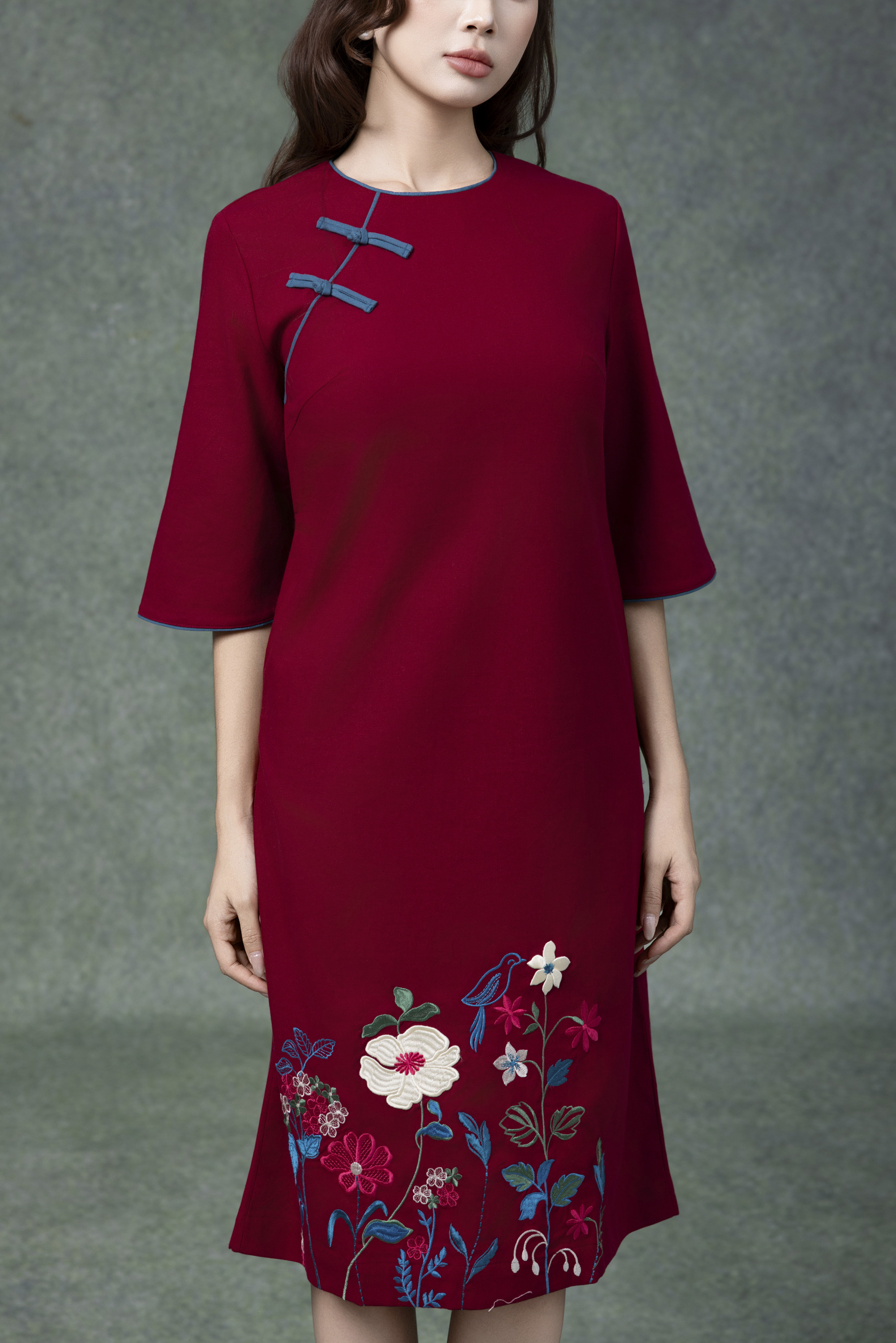 SWANLAKE | Váy Đầm Nữ Midi Suông Cổ Tròn Tay Lỡ Chất Vải Linen Thêu Hoa Cao Cấp Đi Tiệc D13228LW01