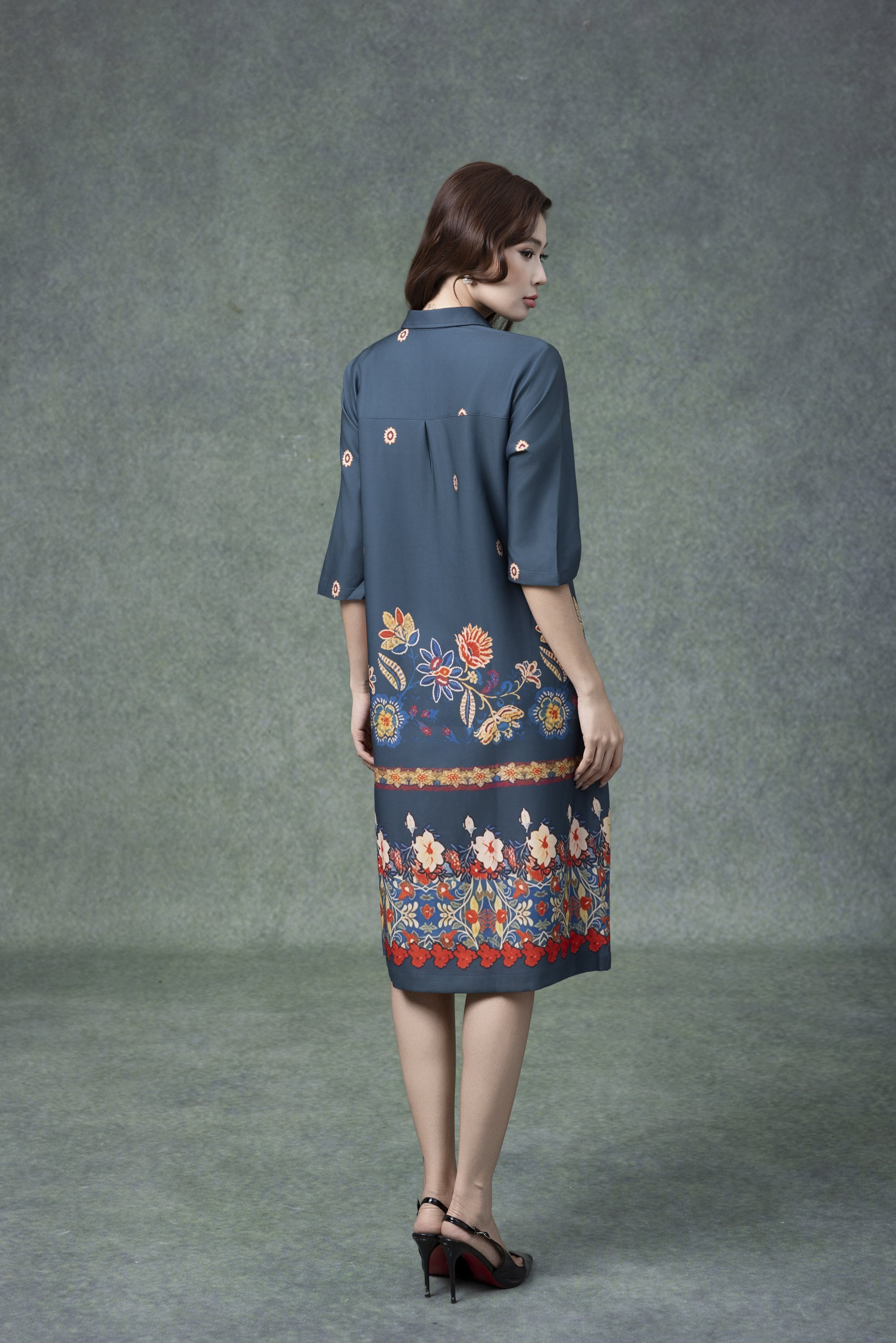 SWANLAKE | Váy Đầm Nữ Midi Tay Lỡ Cổ Sơ Mi Vải Lụa Dày In Hoa Có Túi Công Sở Dạo Phố D13263LW01