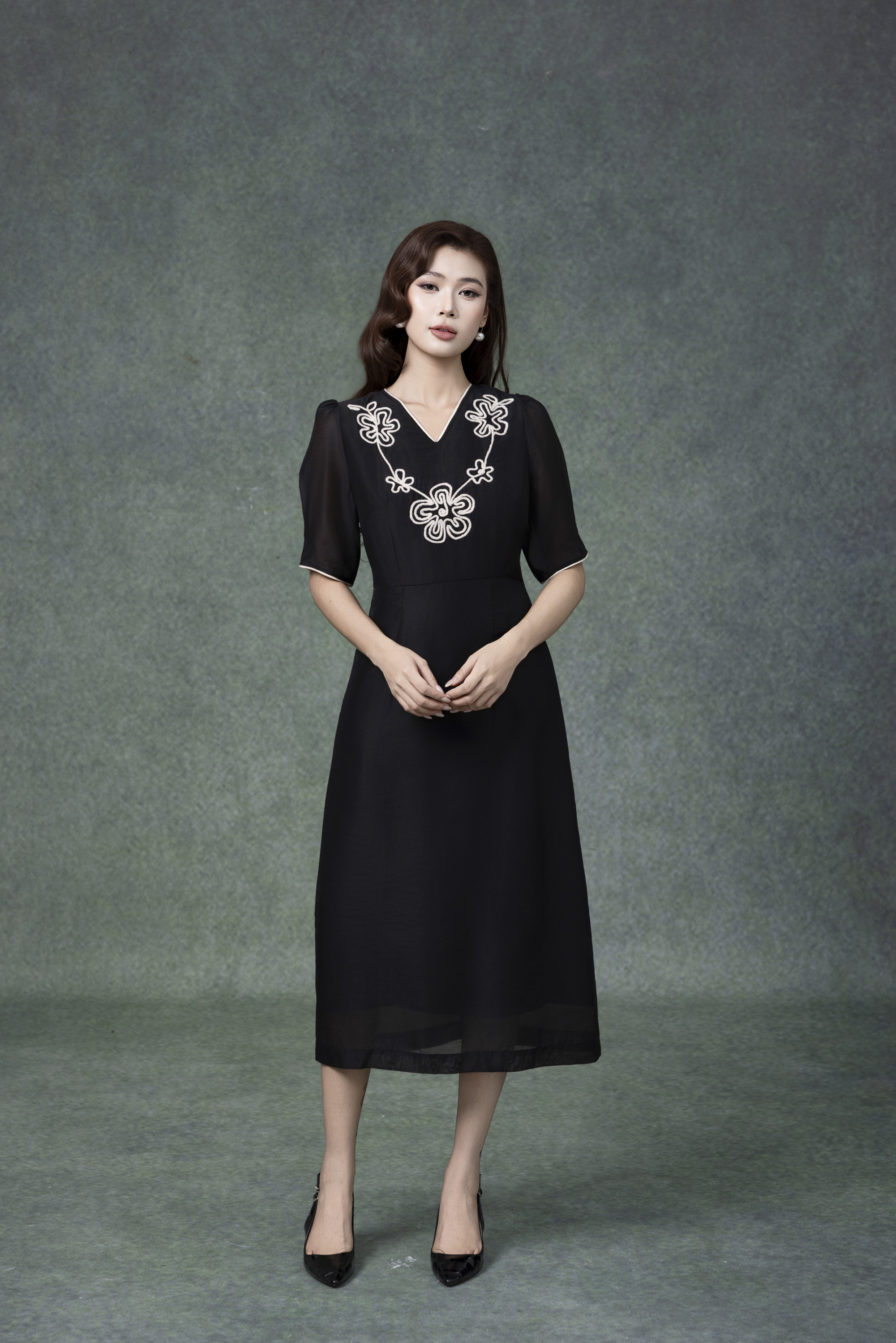 SWANLAKE | Váy Đầm Nữ Chất Tơ Cotton Thêu Hoa Cổ Chữ V Tay Ngắn Chiết Eo Đi Tiệc Công Sở D13286LW01