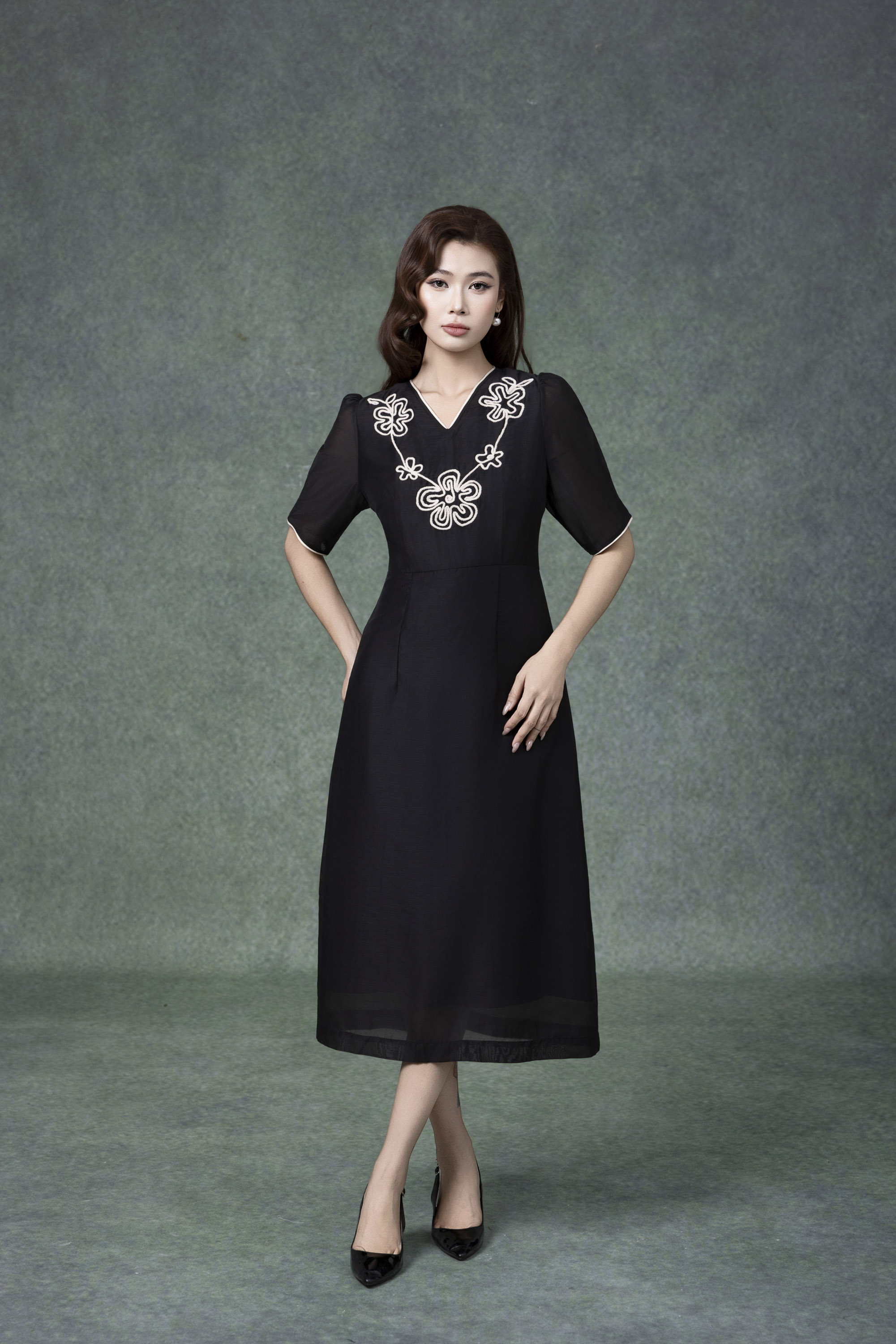 SWANLAKE | Váy Đầm Nữ Chất Tơ Cotton Thêu Hoa Cổ Chữ V Tay Ngắn Chiết Eo Đi Tiệc Công Sở D13286LW01