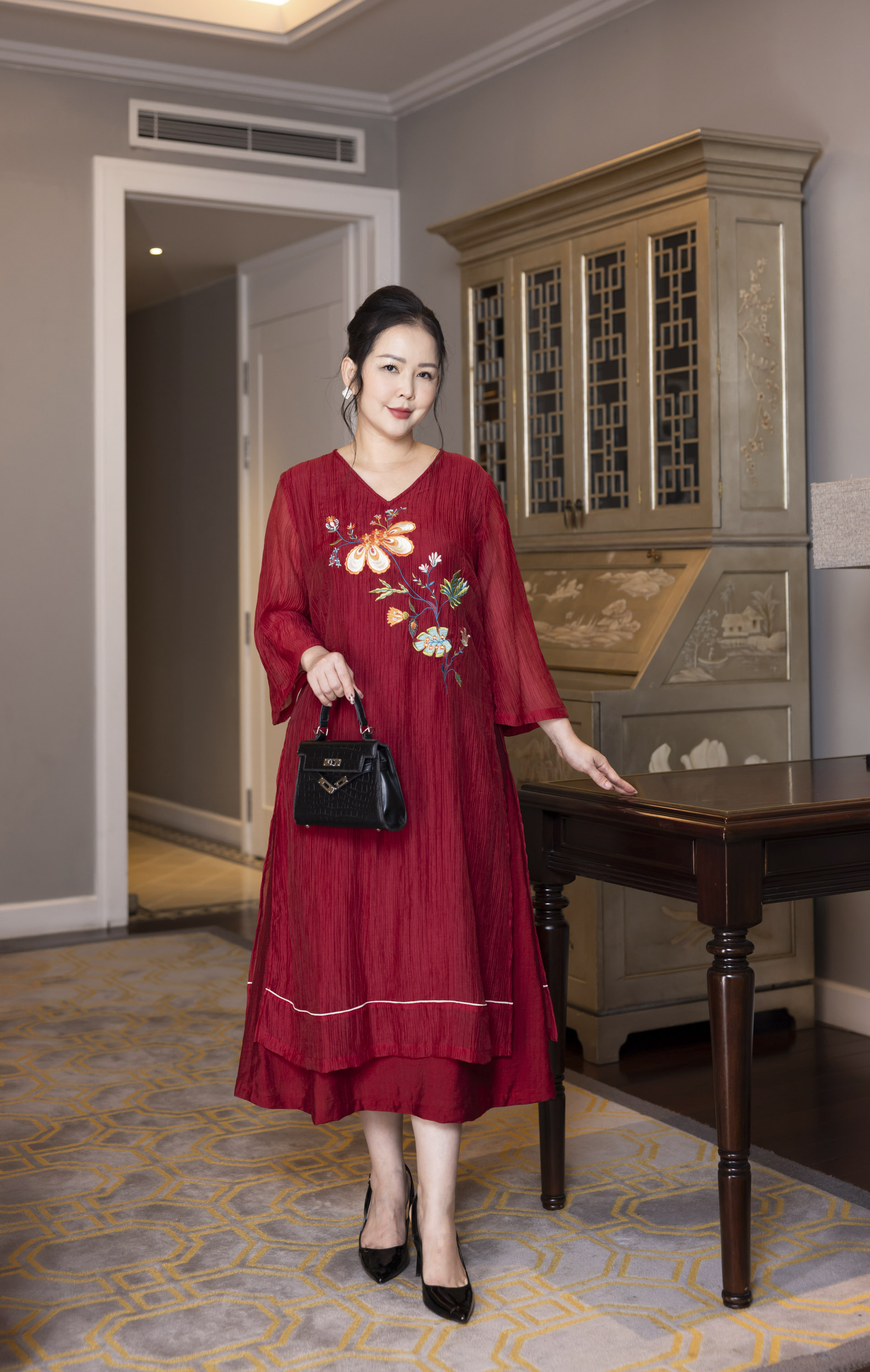 M COLLECTION | Váy Đầm Nữ Trung Niên Tặng Mẹ Suông Vải Xốp Hàn Phối Lụa Thêu Hoa Cổ Chữ V D13102LW01