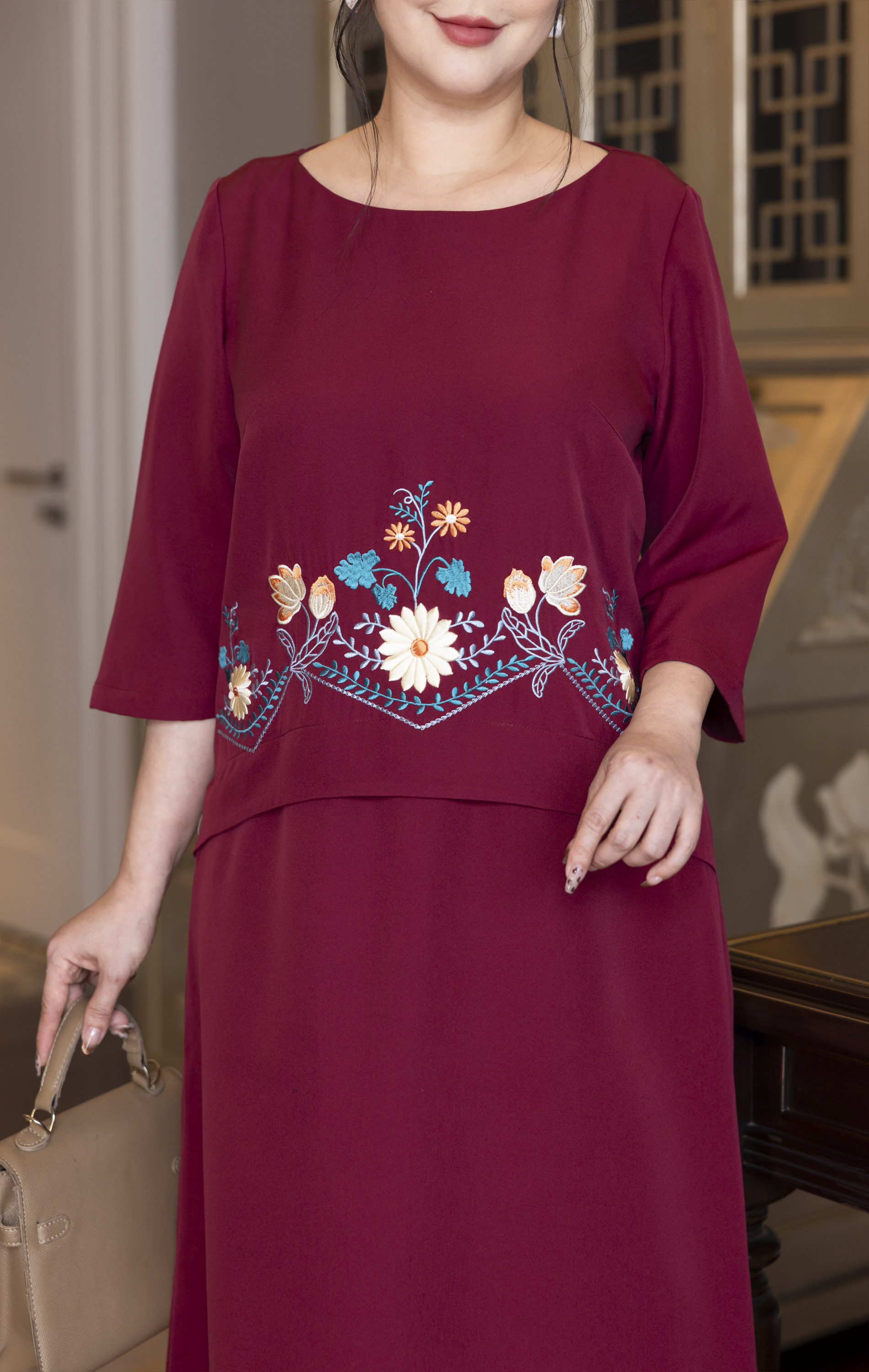 M COLLECTION | Váy Đầm Nữ Trung Niên Tặng Mẹ Phom Suông Vải Lụa Dày Thêu Hoa Tay Lỡ Cổ Tròn D13133LW01