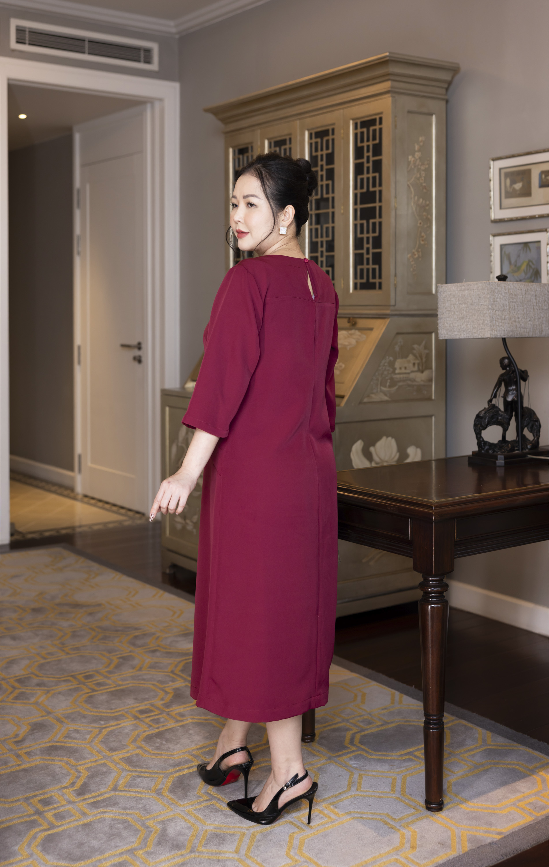 M COLLECTION | Váy Đầm Nữ Trung Niên Tặng Mẹ Phom Suông Vải Lụa Dày Thêu Hoa Tay Lỡ Cổ Tròn D13133LW01