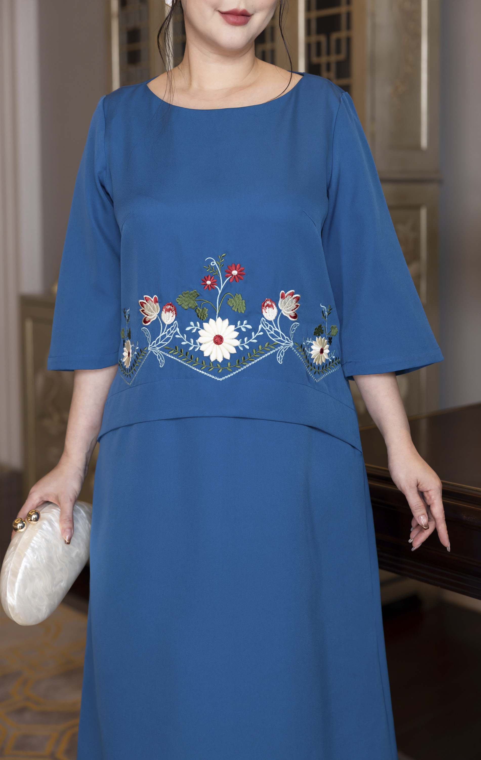 M COLLECTION | Váy Đầm Nữ Trung Niên Tặng Mẹ Phom Suông Vải Lụa Dày Thêu Hoa Tay Lỡ Cổ Tròn D13133LW01