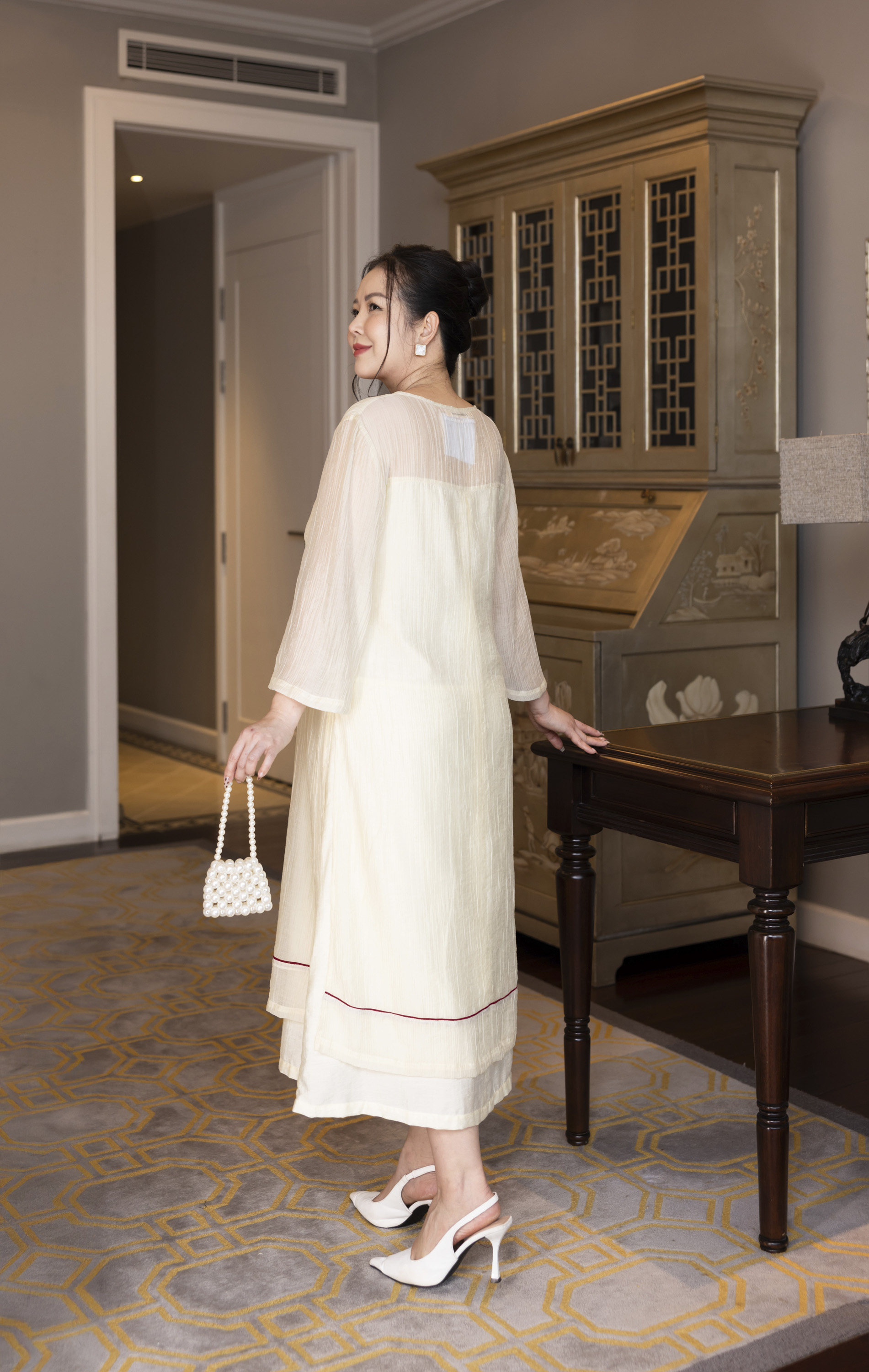 M COLLECTION | Váy Đầm Nữ Trung Niên Tặng Mẹ Suông Vải Xốp Hàn Phối Lụa Thêu Hoa Cổ Chữ V D13102LW01