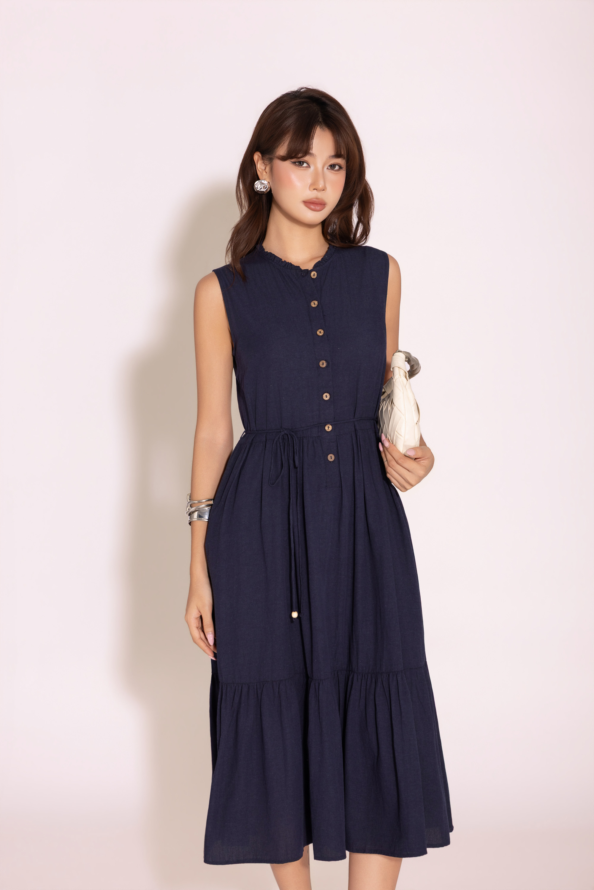 SWANLAKE | Váy Đầm Nữ Dài Đuôi Cá Xòe Sát Nách Vải Linen Hàn Cổ Trụ Cài Nút Công Sở Dạo Phố D13839LW01