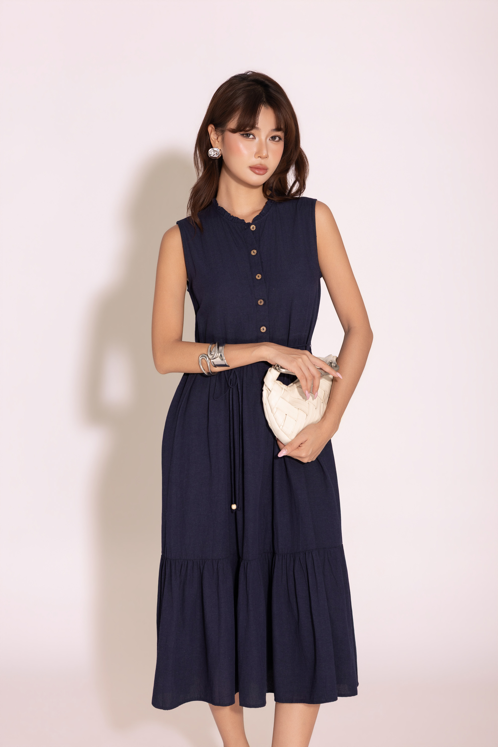 SWANLAKE | Váy Đầm Nữ Dài Đuôi Cá Xòe Sát Nách Vải Linen Hàn Cổ Trụ Cài Nút Công Sở Dạo Phố D13839LW01