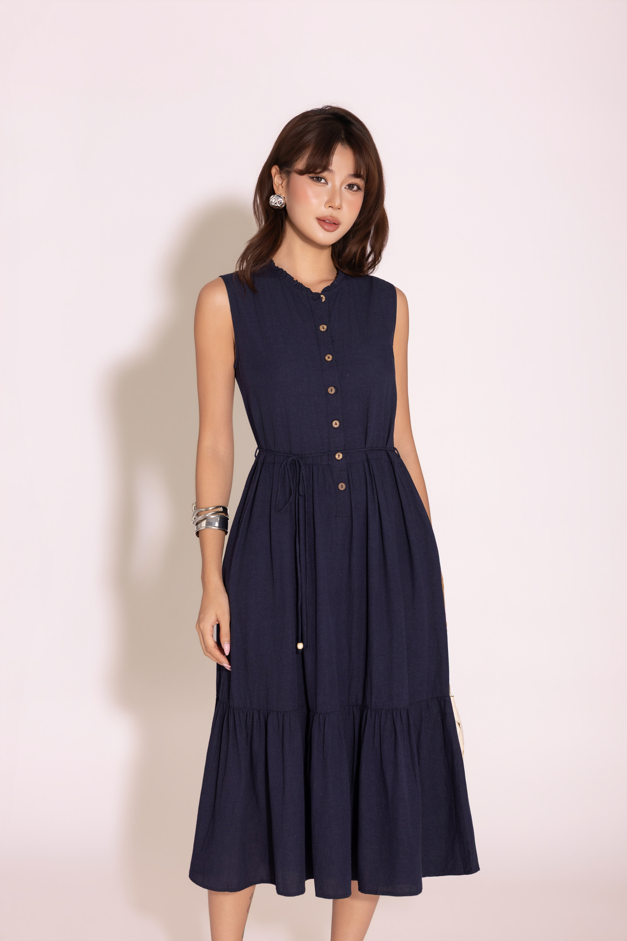 SWANLAKE | Váy Đầm Nữ Dài Đuôi Cá Xòe Sát Nách Vải Linen Hàn Cổ Trụ Cài Nút Công Sở Dạo Phố D13839LW01