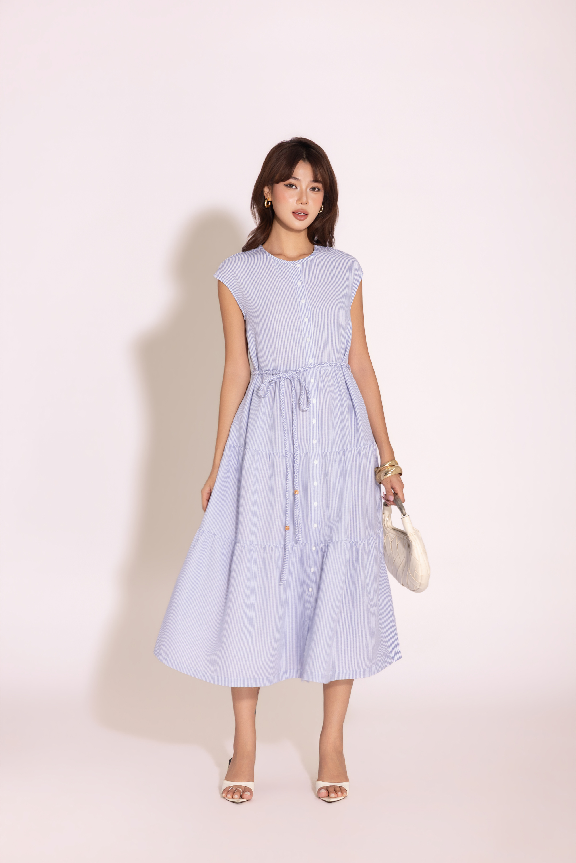 SWANLAKE | Váy Đầm Nữ Maxi Đuôi Cá Xếp Tầng Cotton Sọc Sát Nách Cổ Tròn Cài Nút Dây Thắt Eo D12971LW09