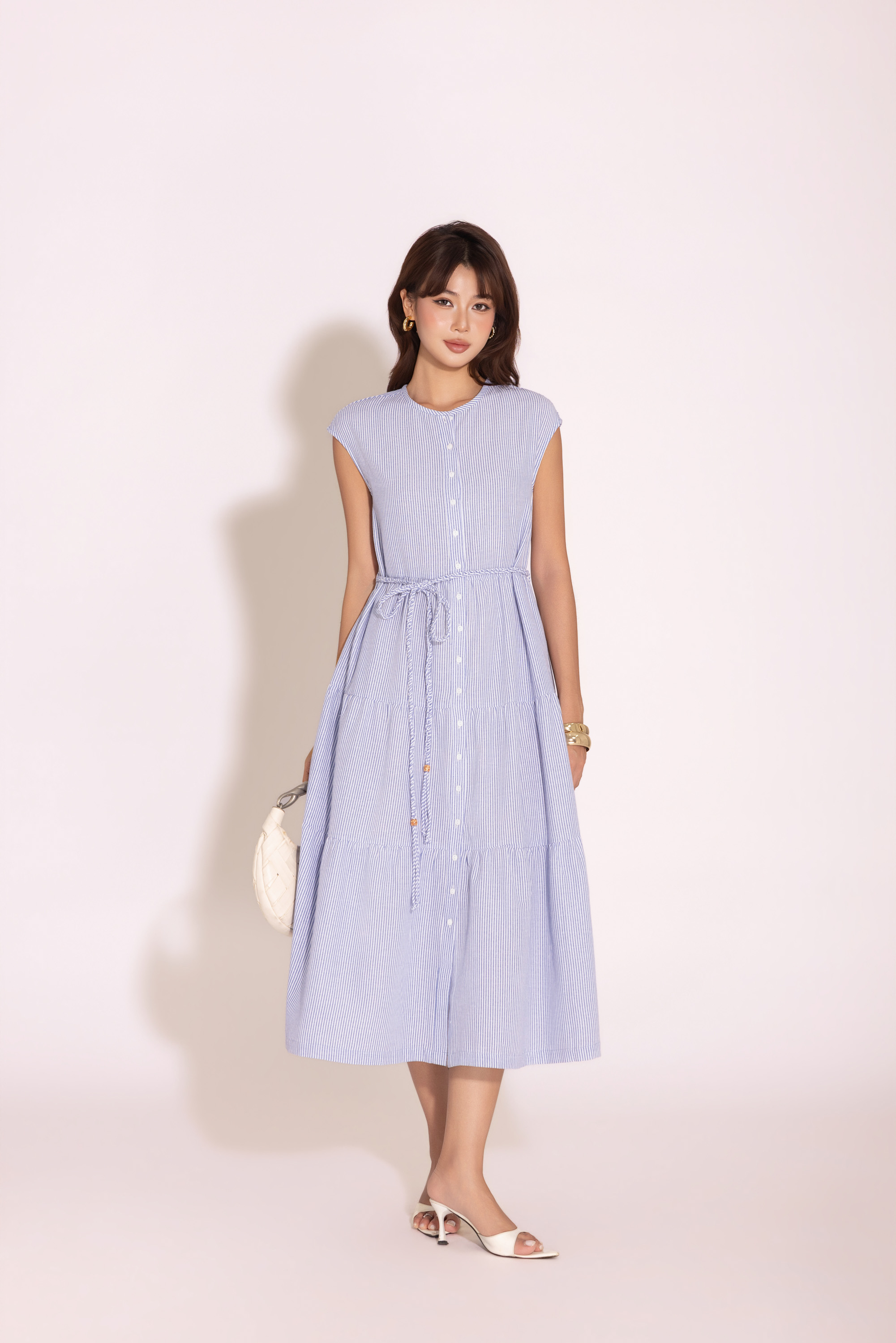 SWANLAKE | Váy Đầm Nữ Maxi Đuôi Cá Xếp Tầng Cotton Sọc Sát Nách Cổ Tròn Cài Nút Dây Thắt Eo D12971LW09