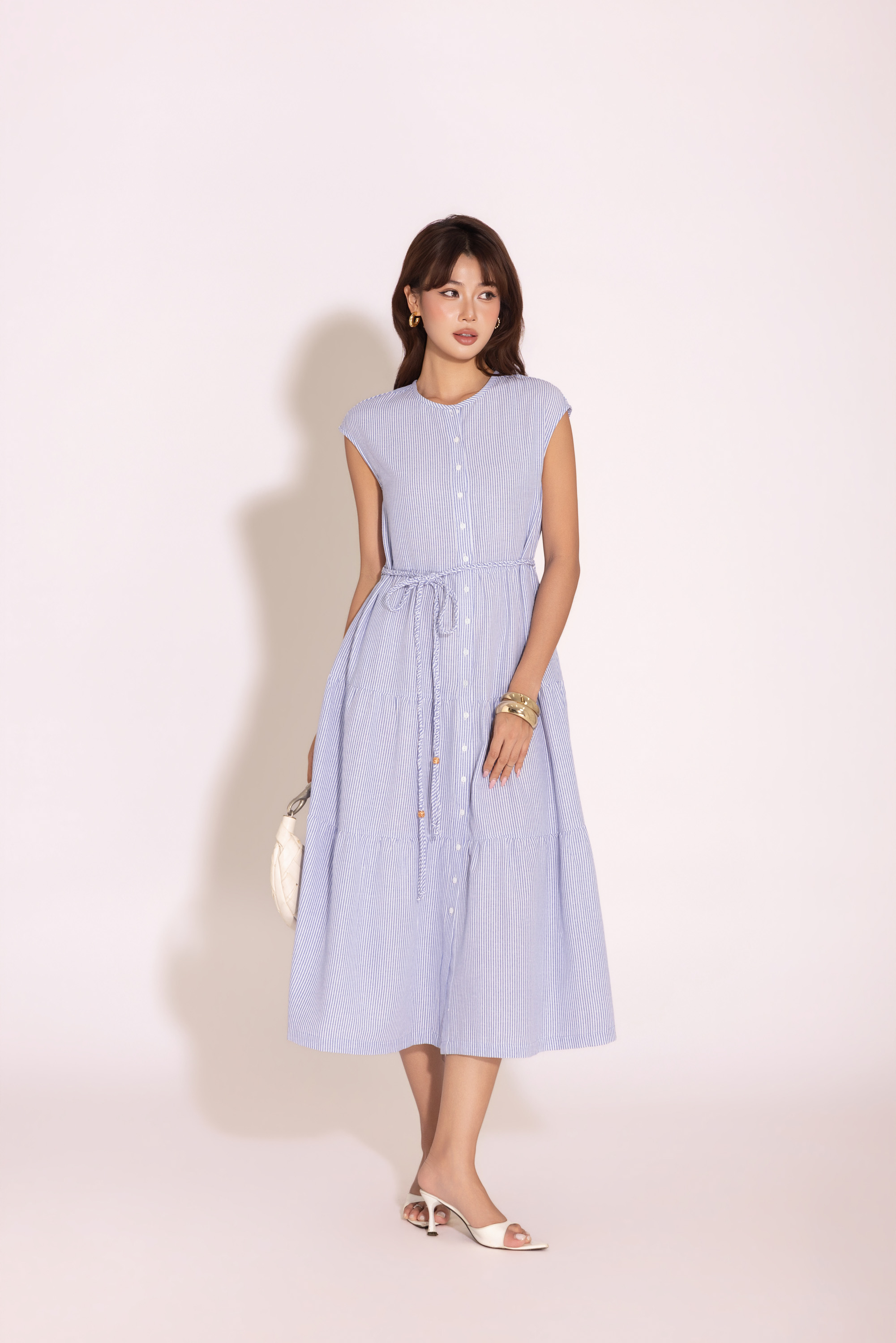 SWANLAKE | Váy Đầm Nữ Maxi Đuôi Cá Xếp Tầng Cotton Sọc Sát Nách Cổ Tròn Cài Nút Dây Thắt Eo D12971LW09