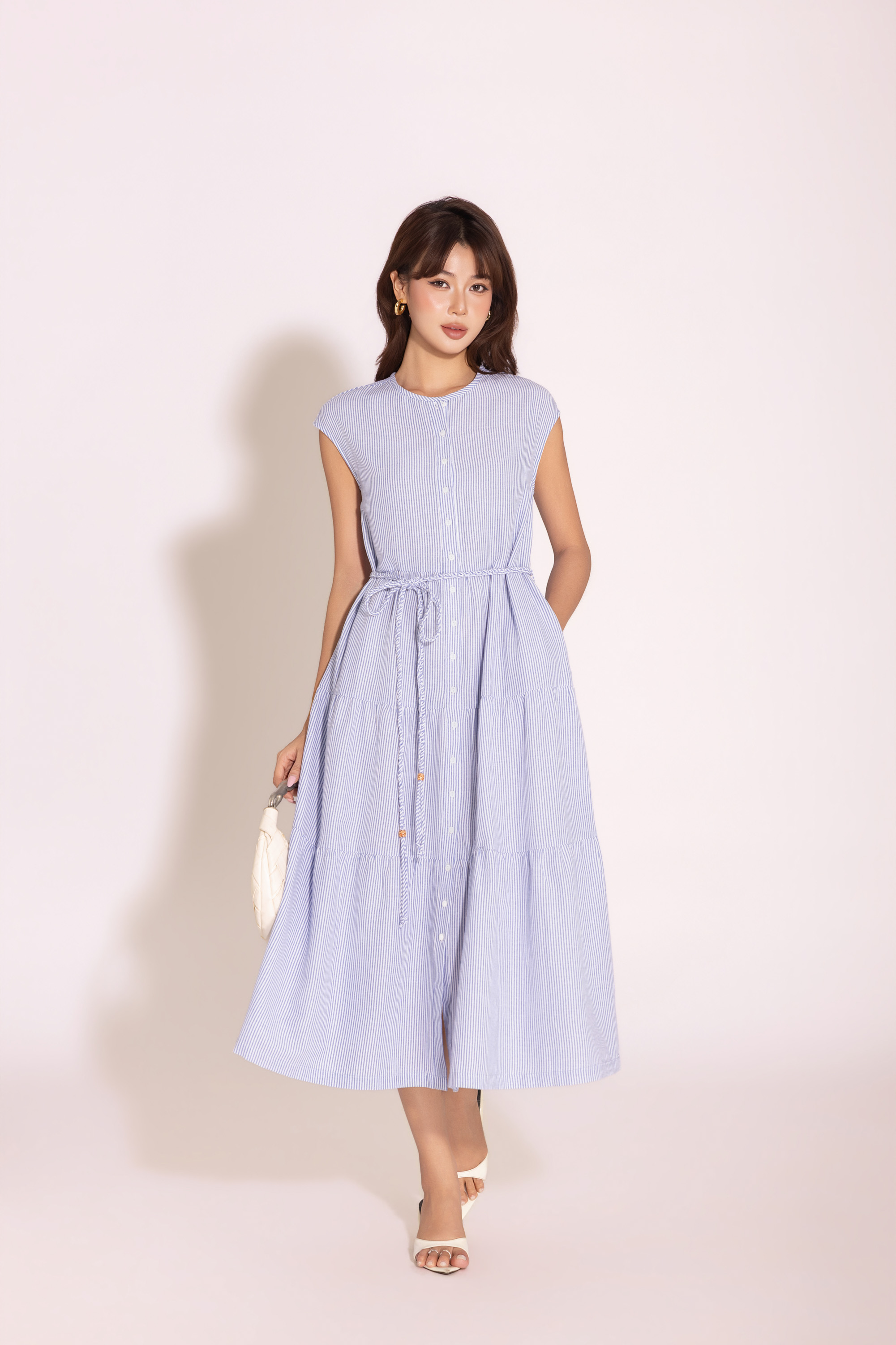 SWANLAKE | Váy Đầm Nữ Maxi Đuôi Cá Xếp Tầng Cotton Sọc Sát Nách Cổ Tròn Cài Nút Dây Thắt Eo D12971LW09
