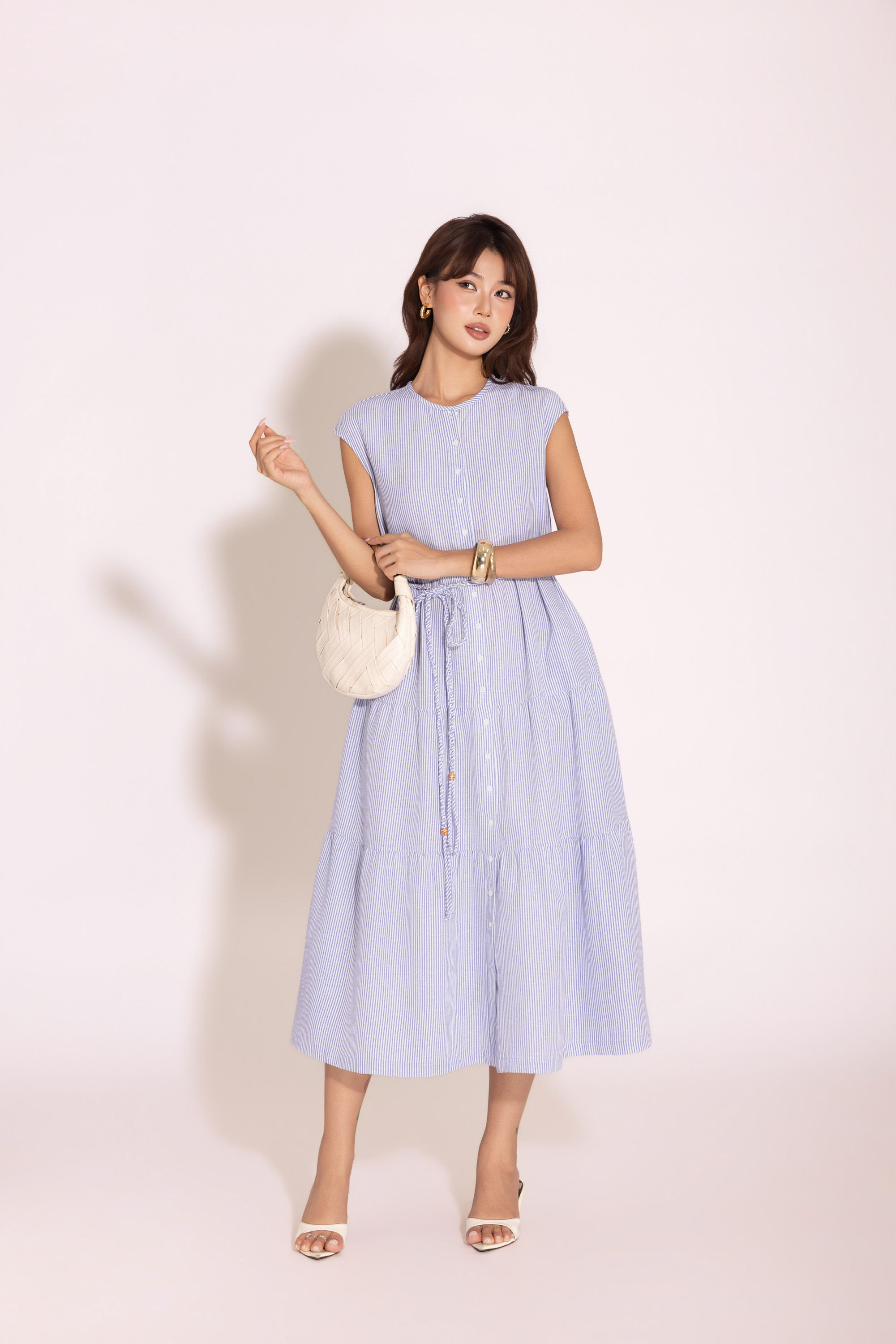 SWANLAKE | Váy Đầm Nữ Maxi Đuôi Cá Xếp Tầng Cotton Sọc Sát Nách Cổ Tròn Cài Nút Dây Thắt Eo D12971LW09