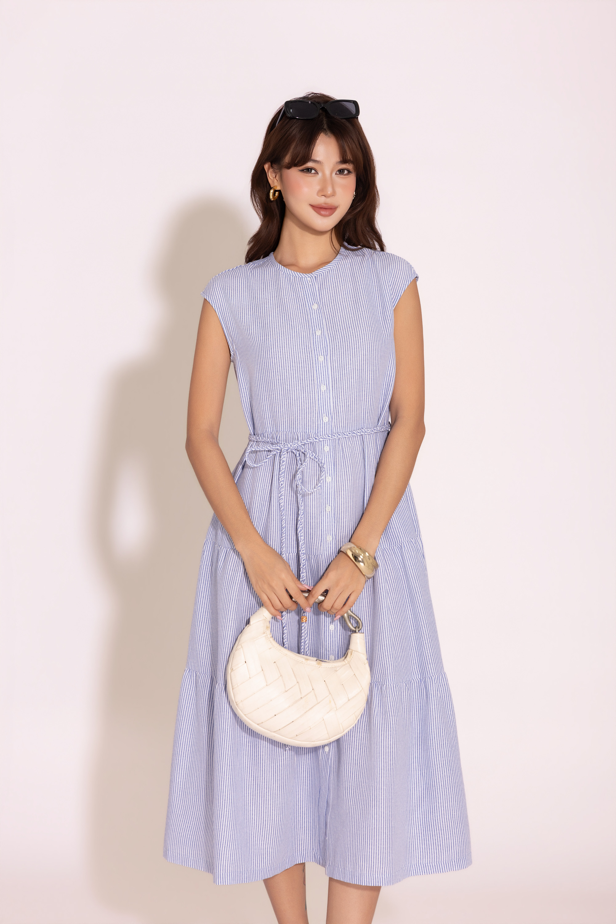 SWANLAKE | Váy Đầm Nữ Maxi Đuôi Cá Xếp Tầng Cotton Sọc Sát Nách Cổ Tròn Cài Nút Dây Thắt Eo D12971LW09
