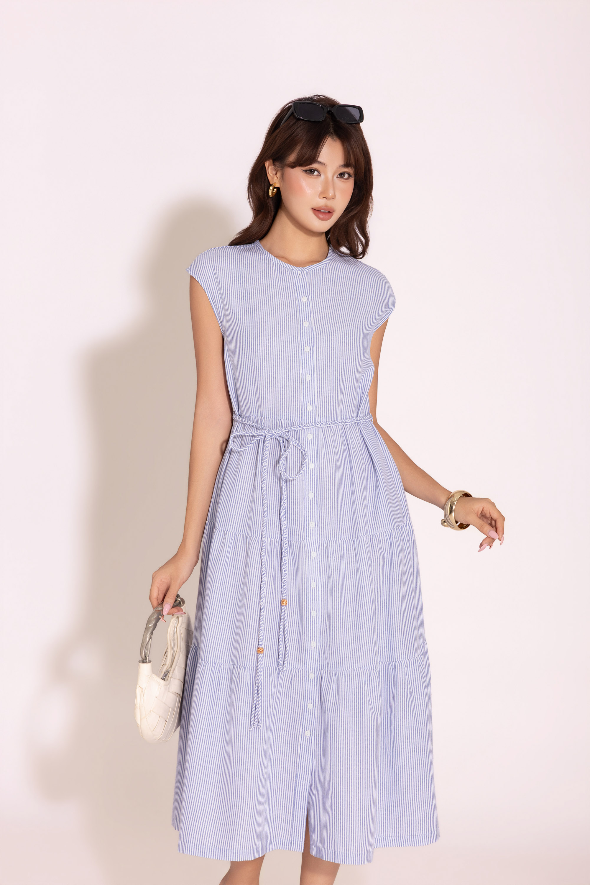 SWANLAKE | Váy Đầm Nữ Maxi Đuôi Cá Xếp Tầng Cotton Sọc Sát Nách Cổ Tròn Cài Nút Dây Thắt Eo D12971LW09