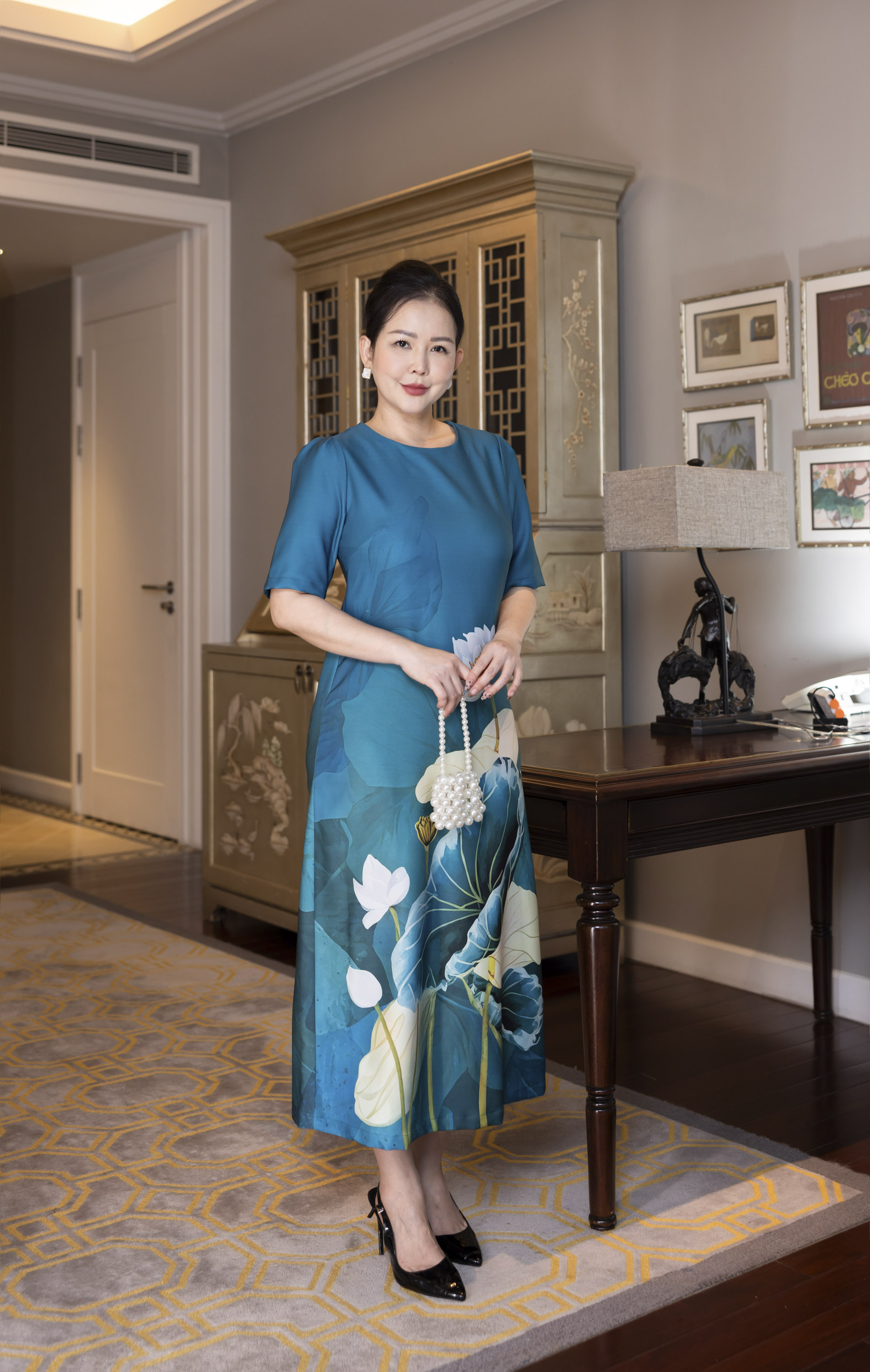 M COLLECTION | Váy Đầm Nữ Trung Niên Tặng Mẹ, Bà Vải Lụa Dày In Hoa 3D Tay Ngắn Cổ Tròn D13230LW01