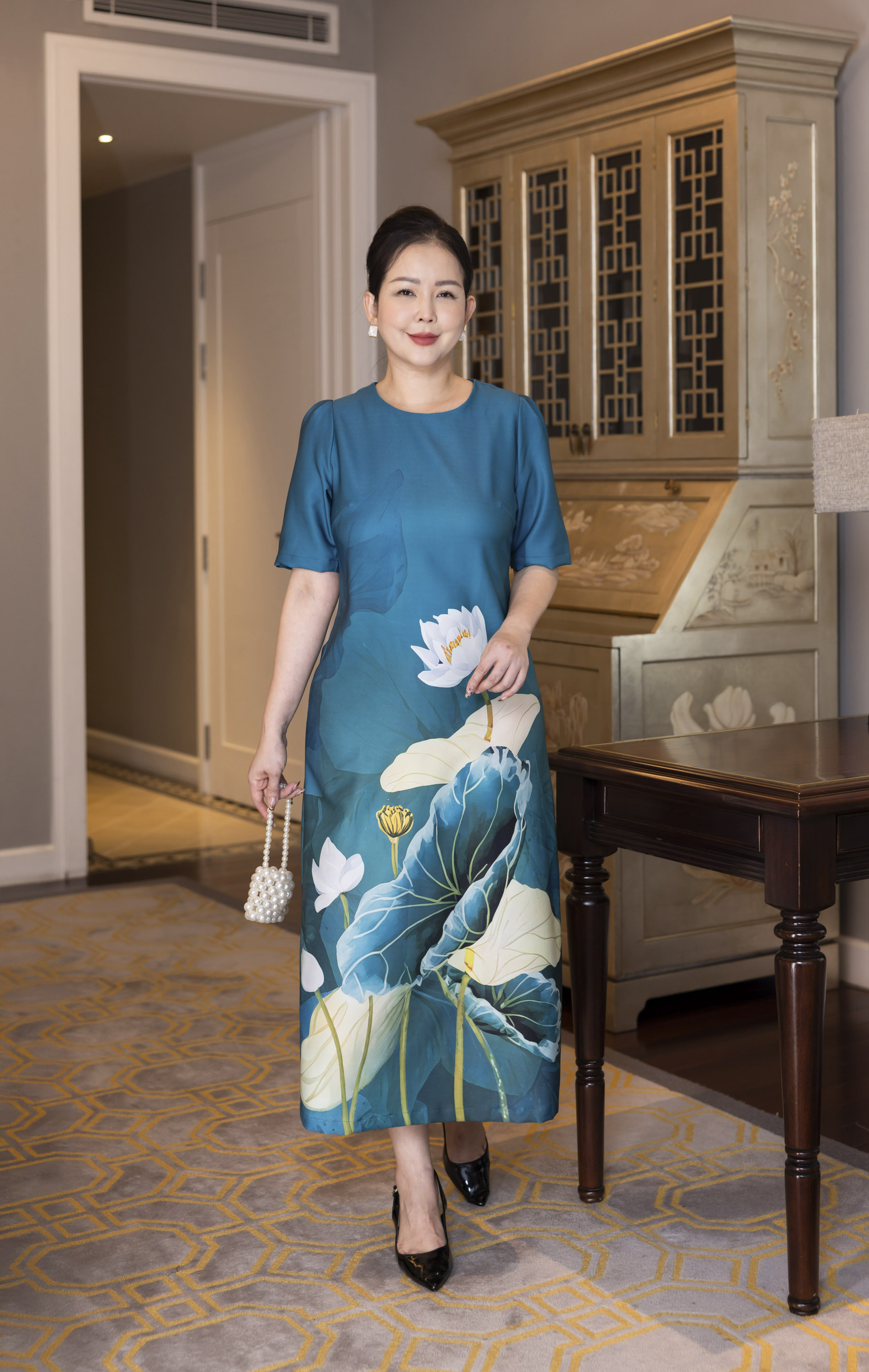 M COLLECTION | Váy Đầm Nữ Trung Niên Tặng Mẹ, Bà Vải Lụa Dày In Hoa 3D Tay Ngắn Cổ Tròn D13230LW01