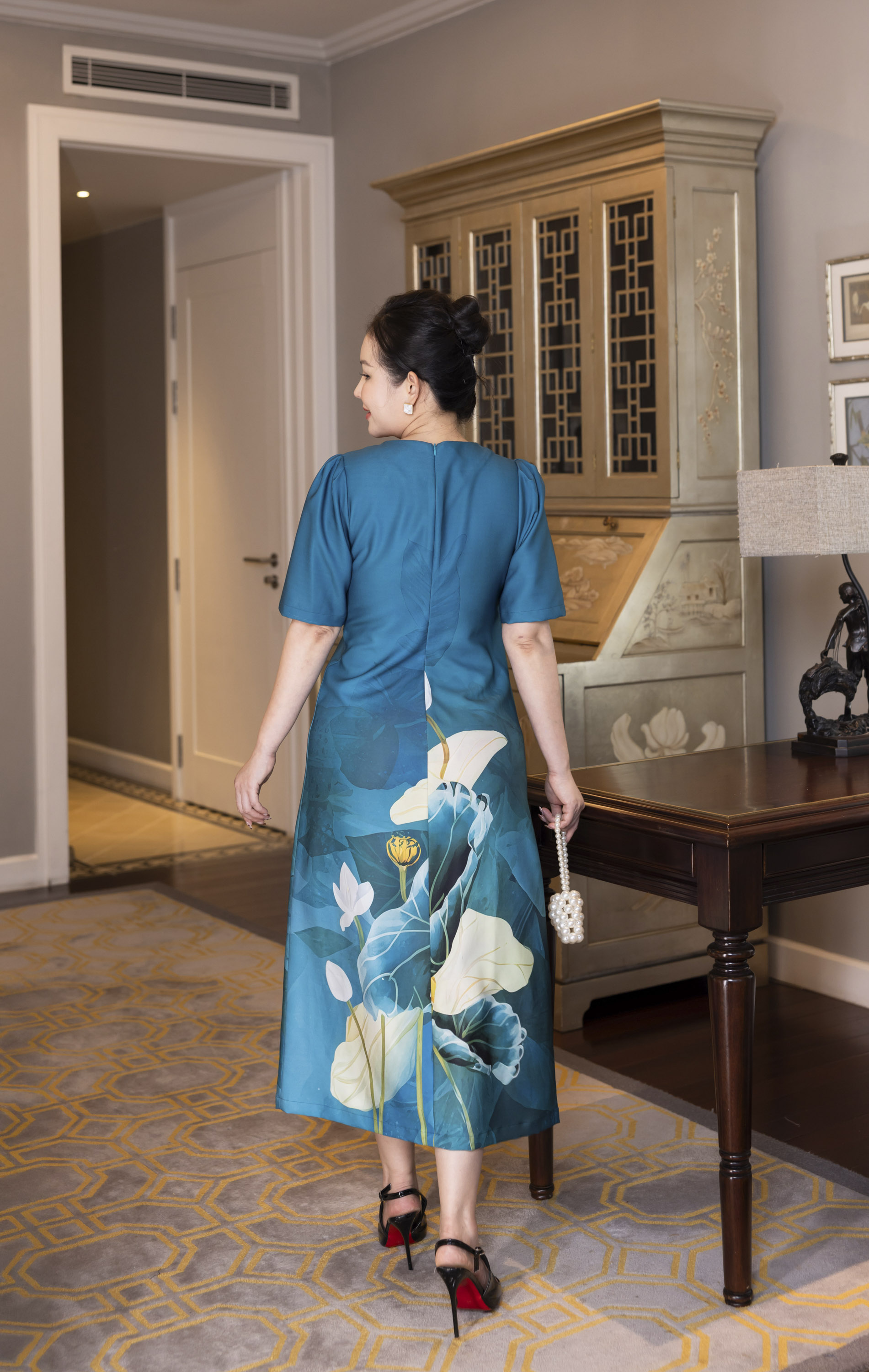 M COLLECTION | Váy Đầm Nữ Trung Niên Tặng Mẹ, Bà Vải Lụa Dày In Hoa 3D Tay Ngắn Cổ Tròn D13230LW01