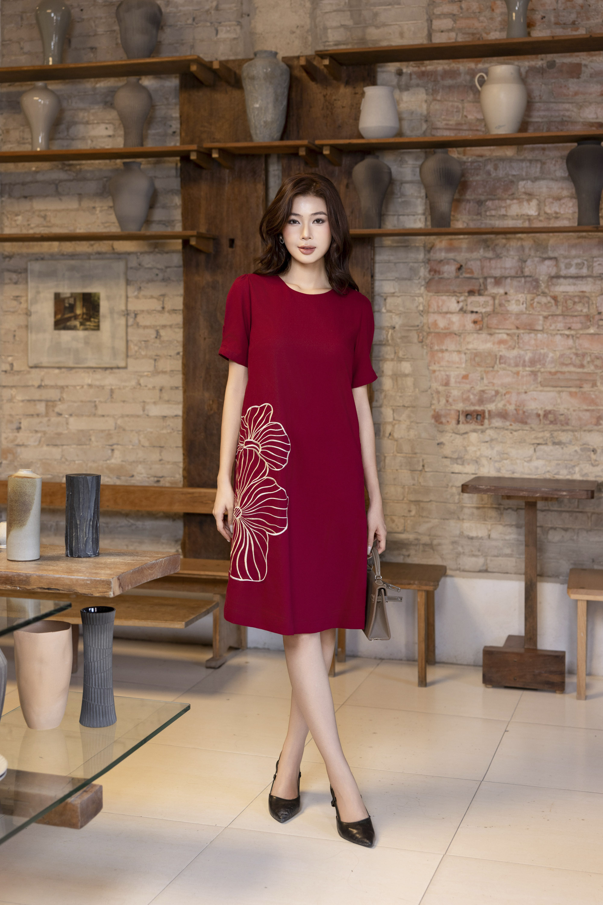 SWANLAKE | Váy Đầm Nữ Midi Suông Tay Ngắn Cổ Tròn Vải Linen Thêu Hoa Cao Cấp Công Sở D13363LW01