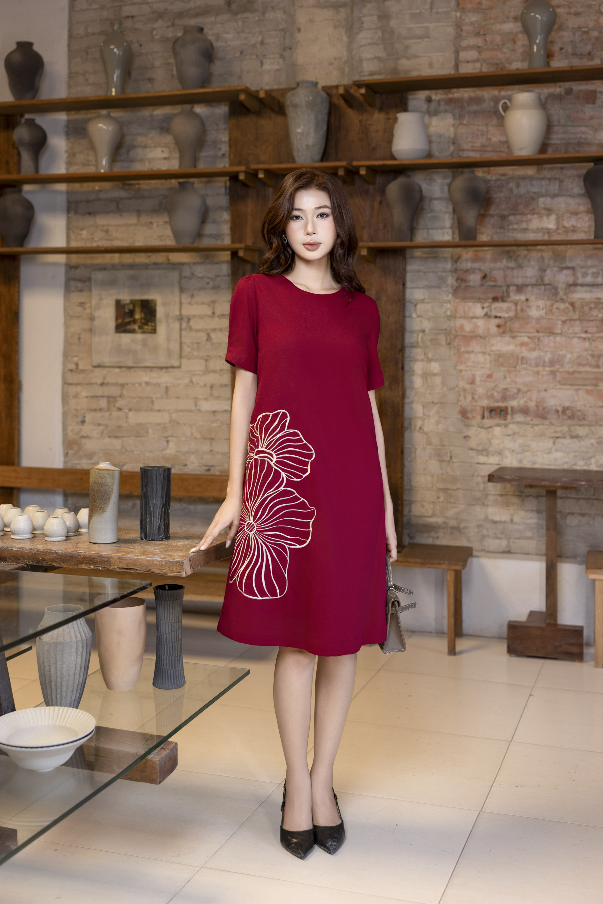 SWANLAKE | Váy Đầm Nữ Midi Suông Tay Ngắn Cổ Tròn Vải Linen Thêu Hoa Cao Cấp Công Sở D13363LW01