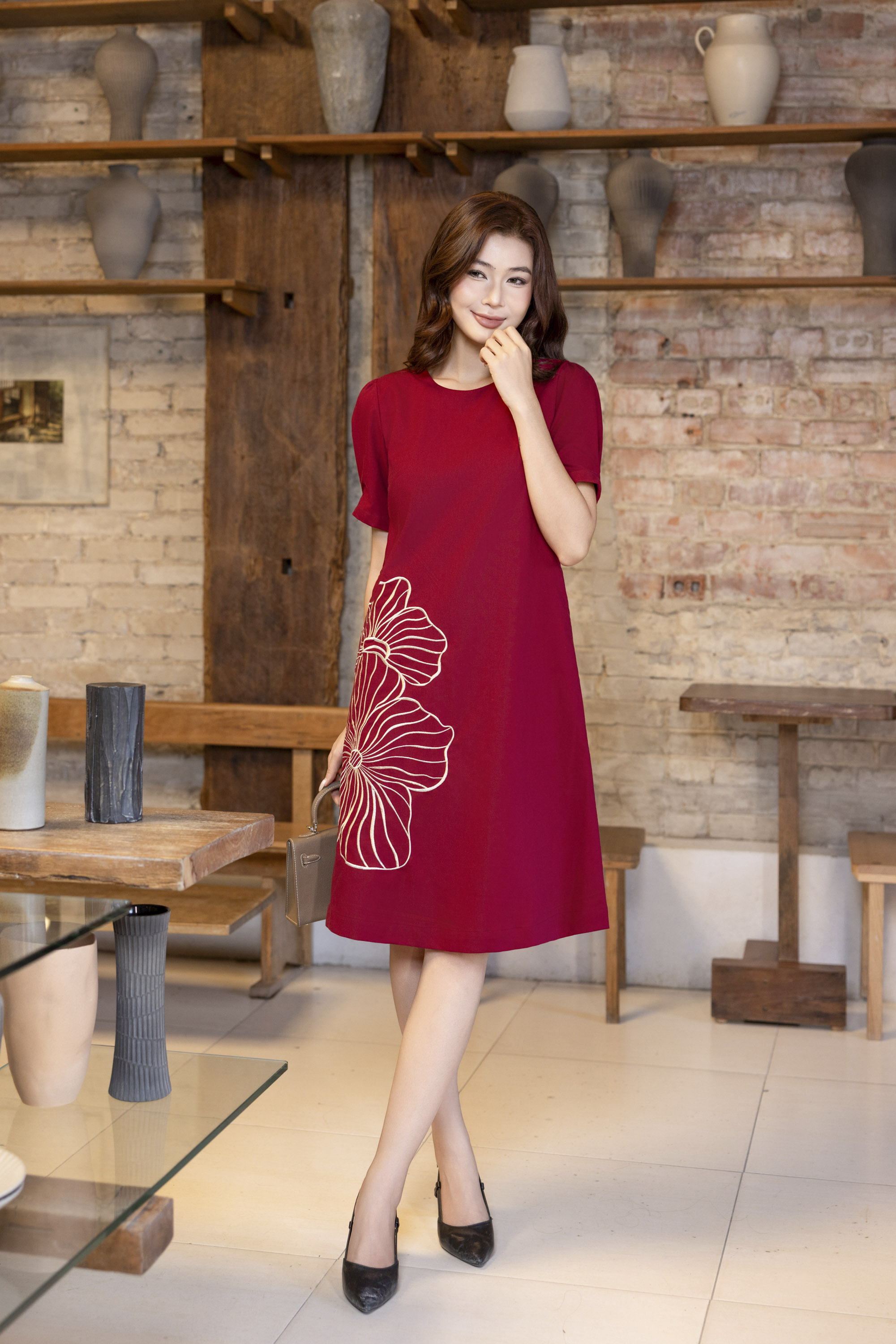 SWANLAKE | Váy Đầm Nữ Midi Suông Tay Ngắn Cổ Tròn Vải Linen Thêu Hoa Cao Cấp Công Sở D13363LW01