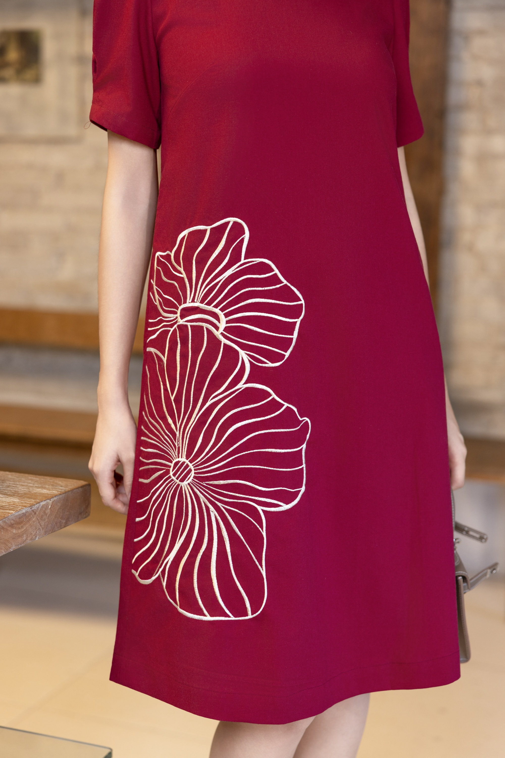 SWANLAKE | Váy Đầm Nữ Midi Suông Tay Ngắn Cổ Tròn Vải Linen Thêu Hoa Cao Cấp Công Sở D13363LW01