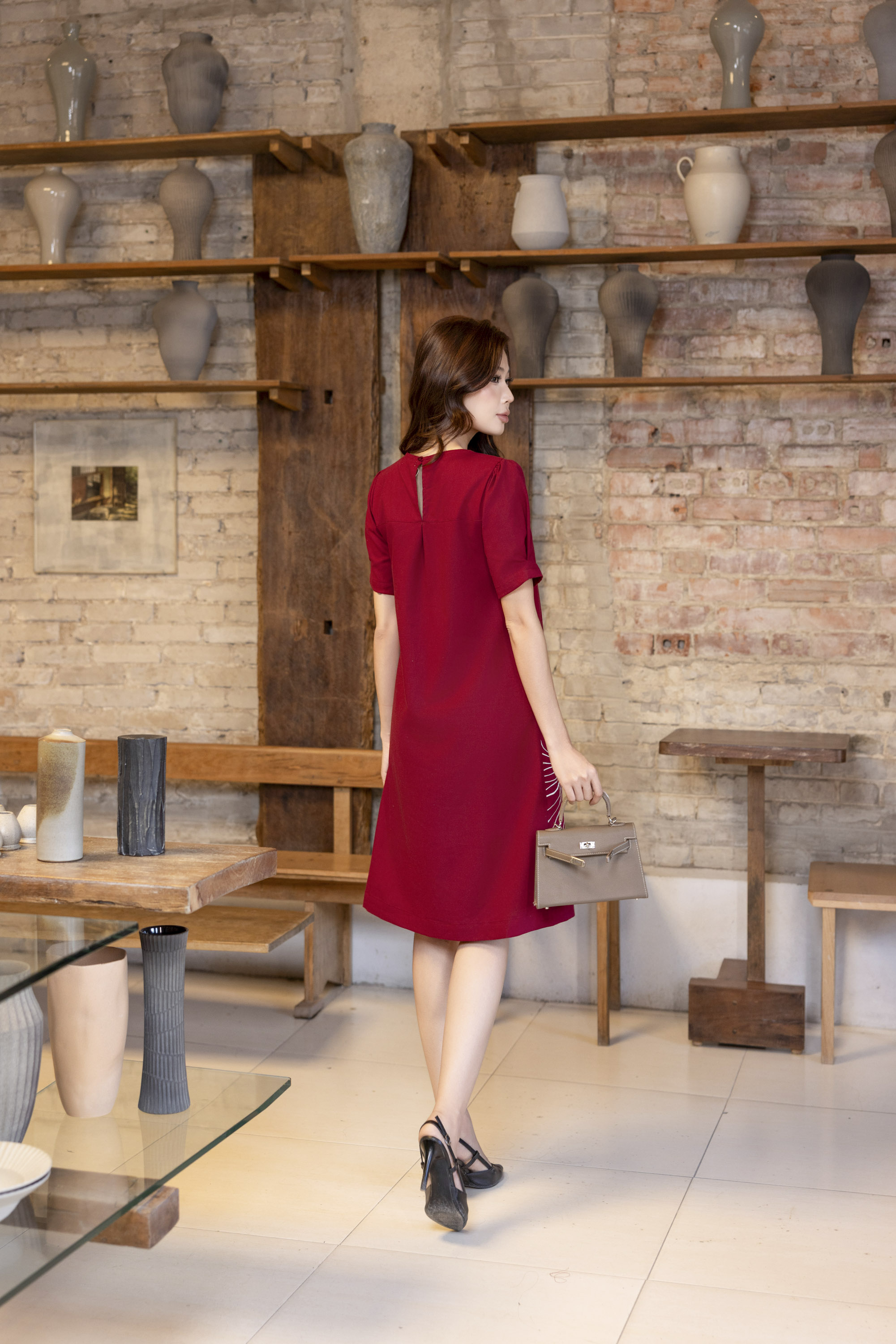 SWANLAKE | Váy Đầm Nữ Midi Suông Tay Ngắn Cổ Tròn Vải Linen Thêu Hoa Cao Cấp Công Sở D13363LW01