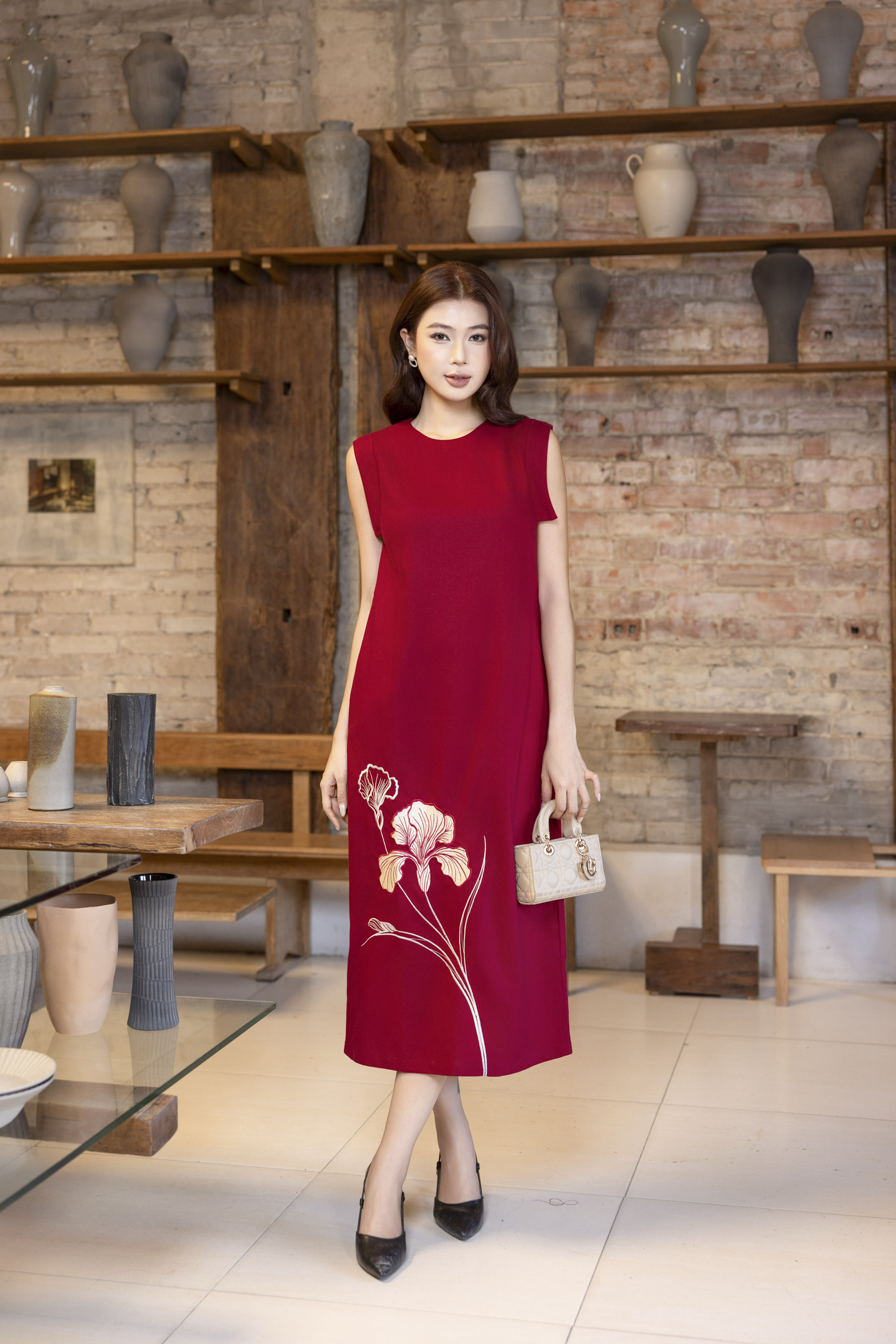 SWANLAKE | Váy Đầm Nữ Suông Sát Nách Cổ Tròn Xẻ Tà Vải Linen Thêu Hoa Cao Cấp Công Sở D13365LW01