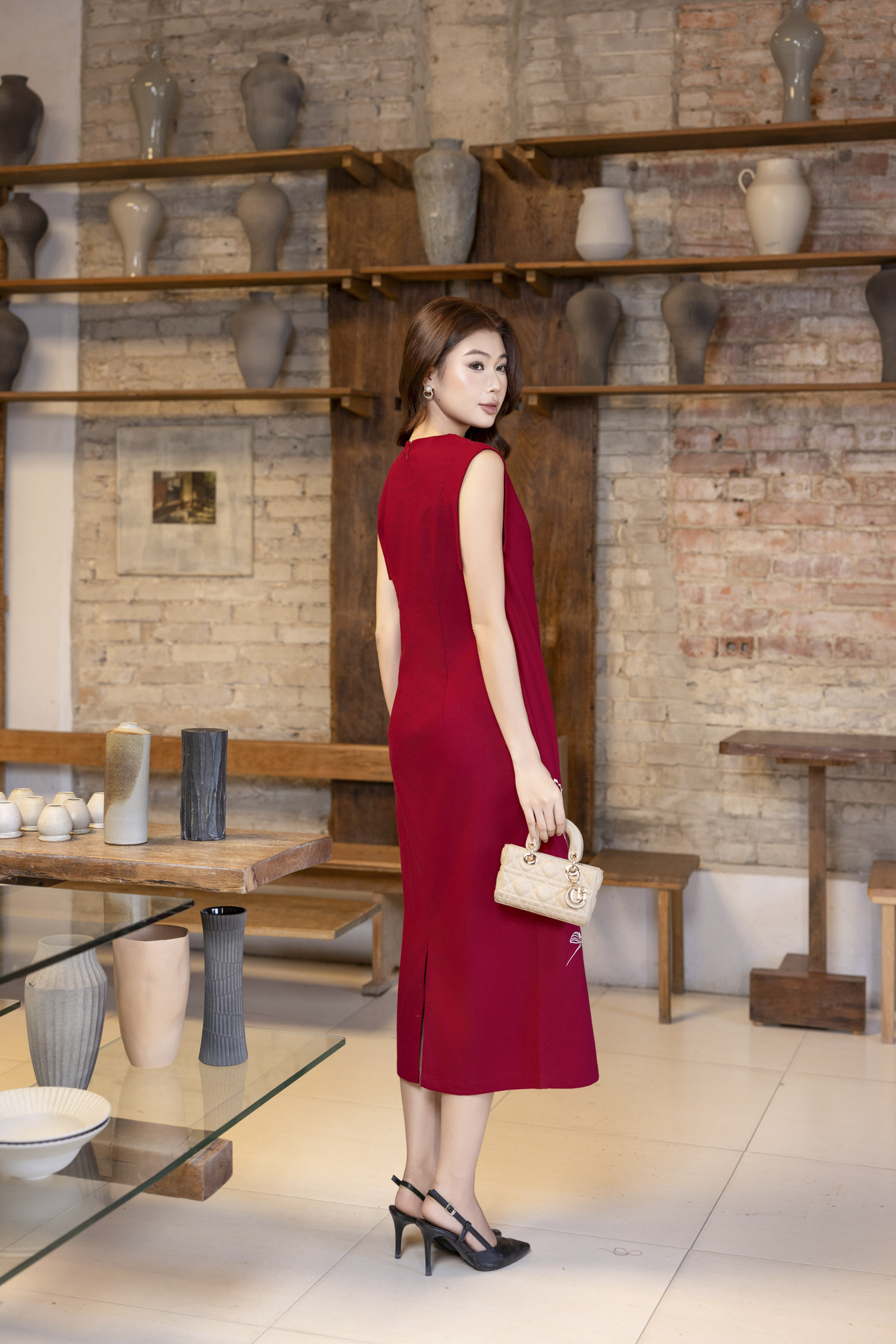SWANLAKE | Váy Đầm Nữ Suông Sát Nách Cổ Tròn Xẻ Tà Vải Linen Thêu Hoa Cao Cấp Công Sở D13365LW01