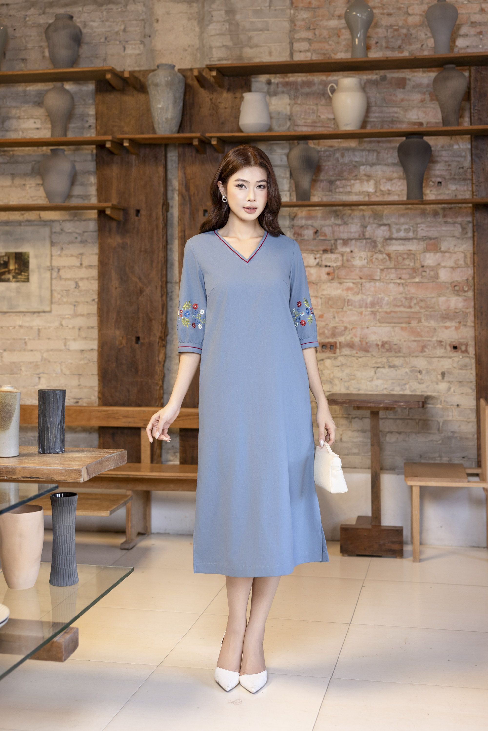 SWANLAKE | Váy Đầm Nữ Midi Suông Cổ Chữ V Tay Lỡ Thêu Hoa Vải Linen Xẻ Tà Thanh Lịch D13485LW01