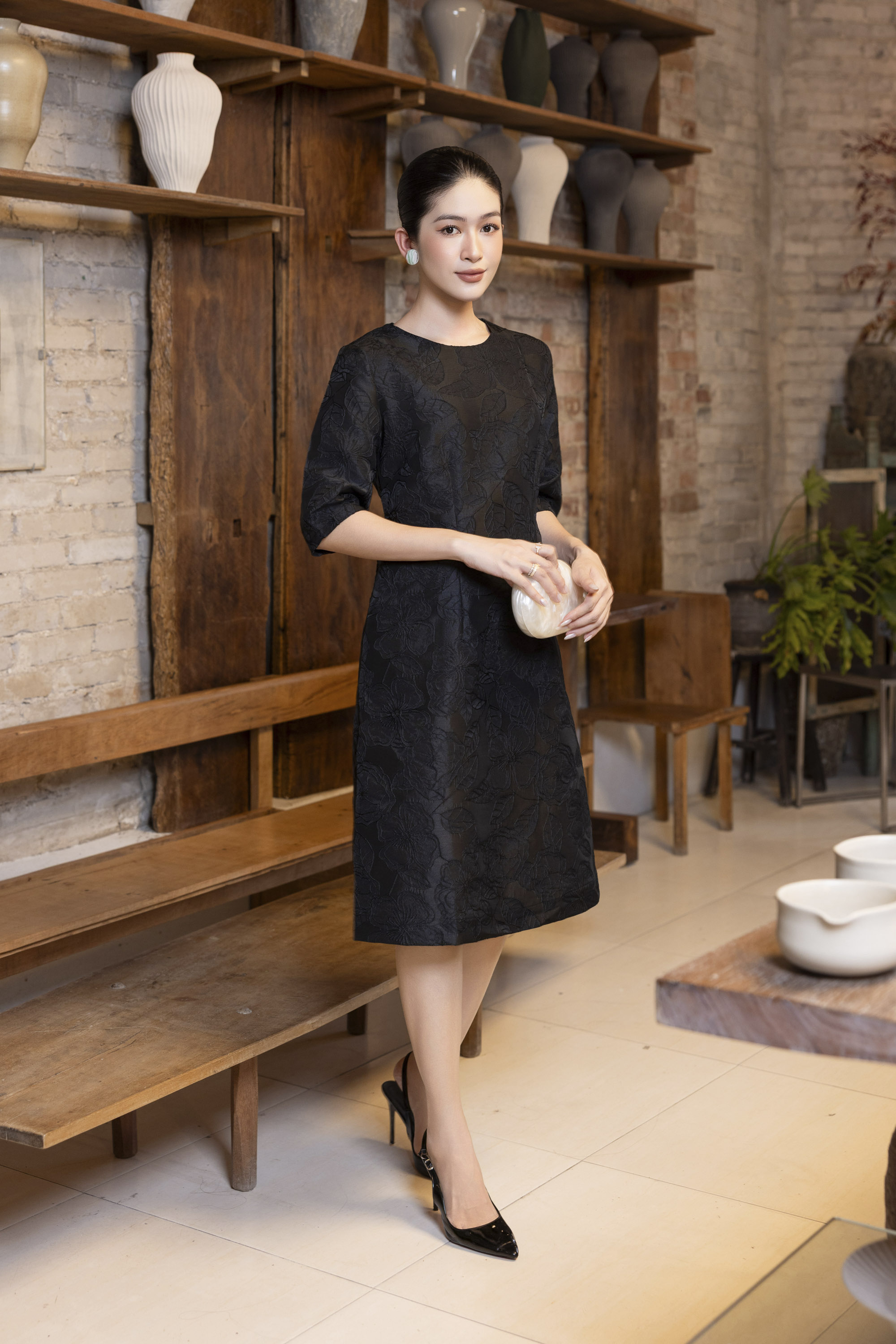 SWANLAKE | Váy Đầm Midi Nữ Phom A Vải Gấm Tafta Hoa Cổ Tròn Tay Lỡ Có Túi Công Sở Đi Tiệc D13377LW01