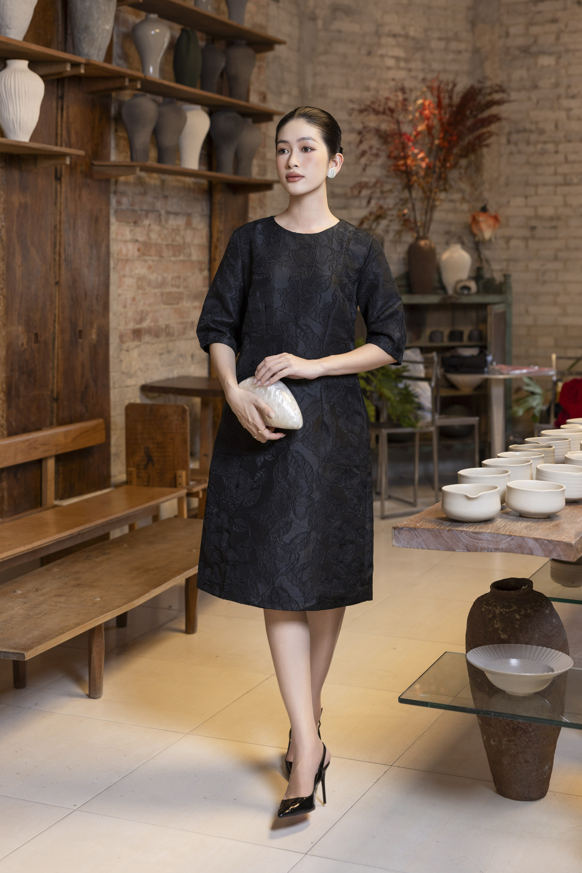 SWANLAKE | Váy Đầm Midi Nữ Phom A Vải Gấm Tafta Hoa Cổ Tròn Tay Lỡ Có Túi Công Sở Đi Tiệc D13377LW01