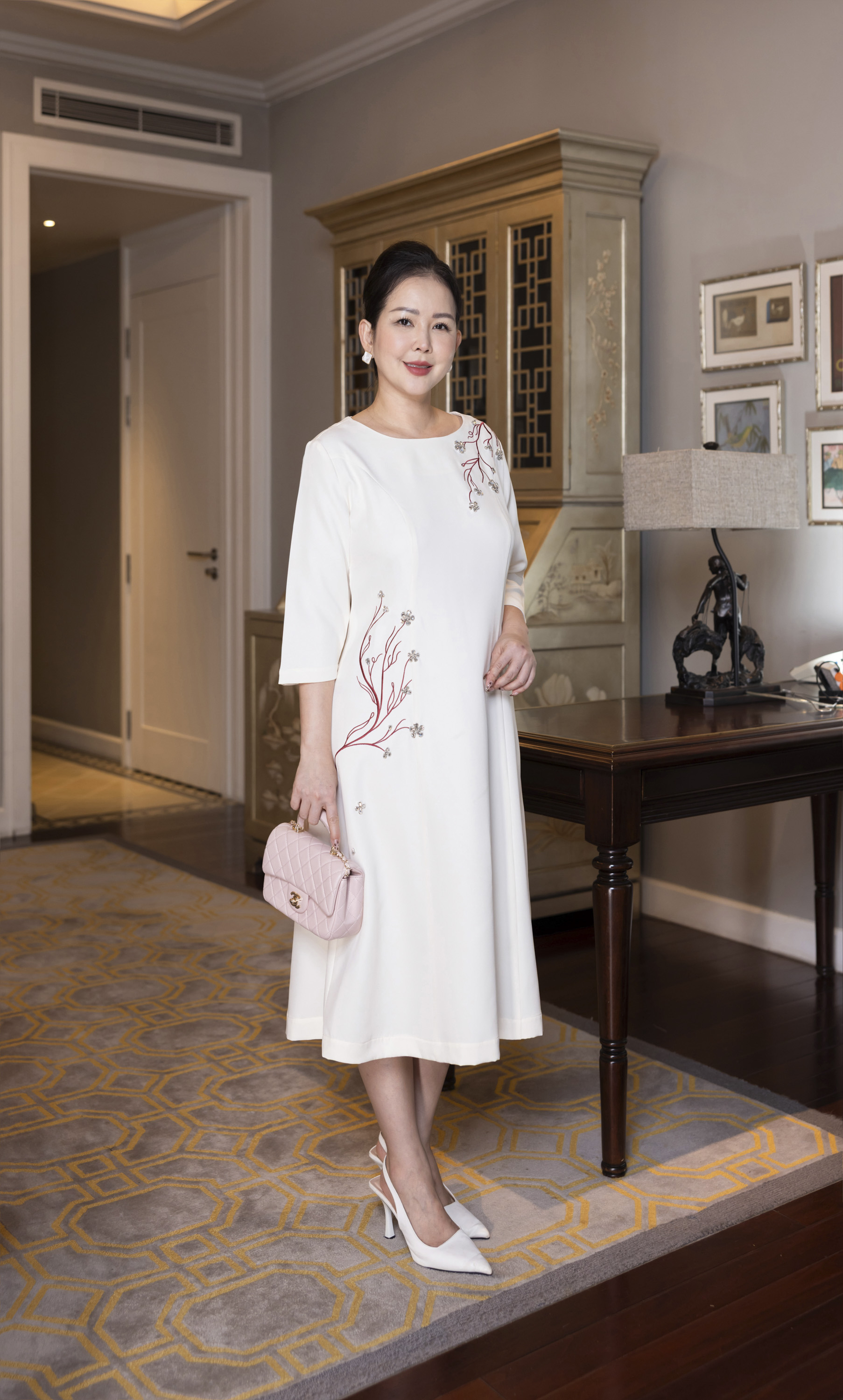 M COLLECTION | Váy Đầm Suông Nữ Trung Niên Tặng Mẹ Lụa Dày Thêu Hoa Tay Lỡ Cổ Tròn Dự Tiệc D13192LW01