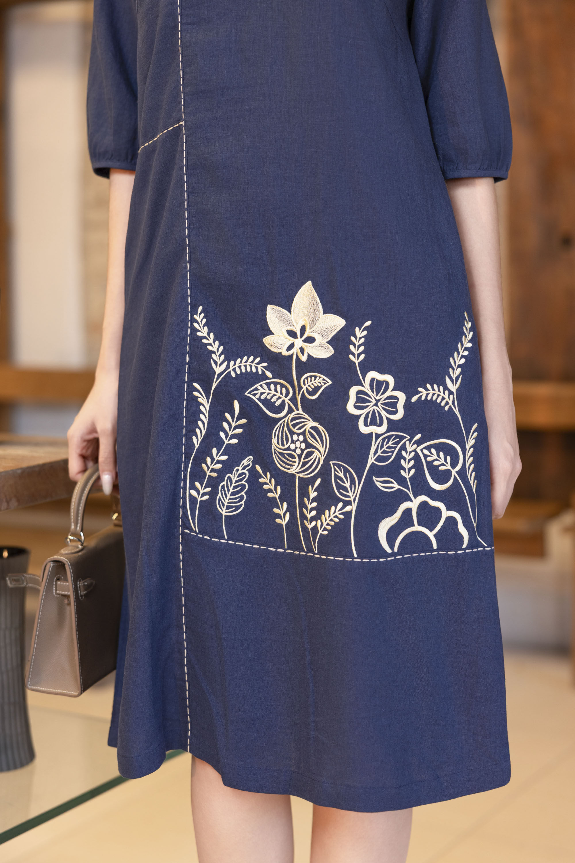 SWANLAKE | Váy Đầm Nữ Midi Suông Cổ Tròn Tay Lỡ Vải Linen Thêu Hoa Cao Cấp Công Sở Dạo Phố D13339LW01