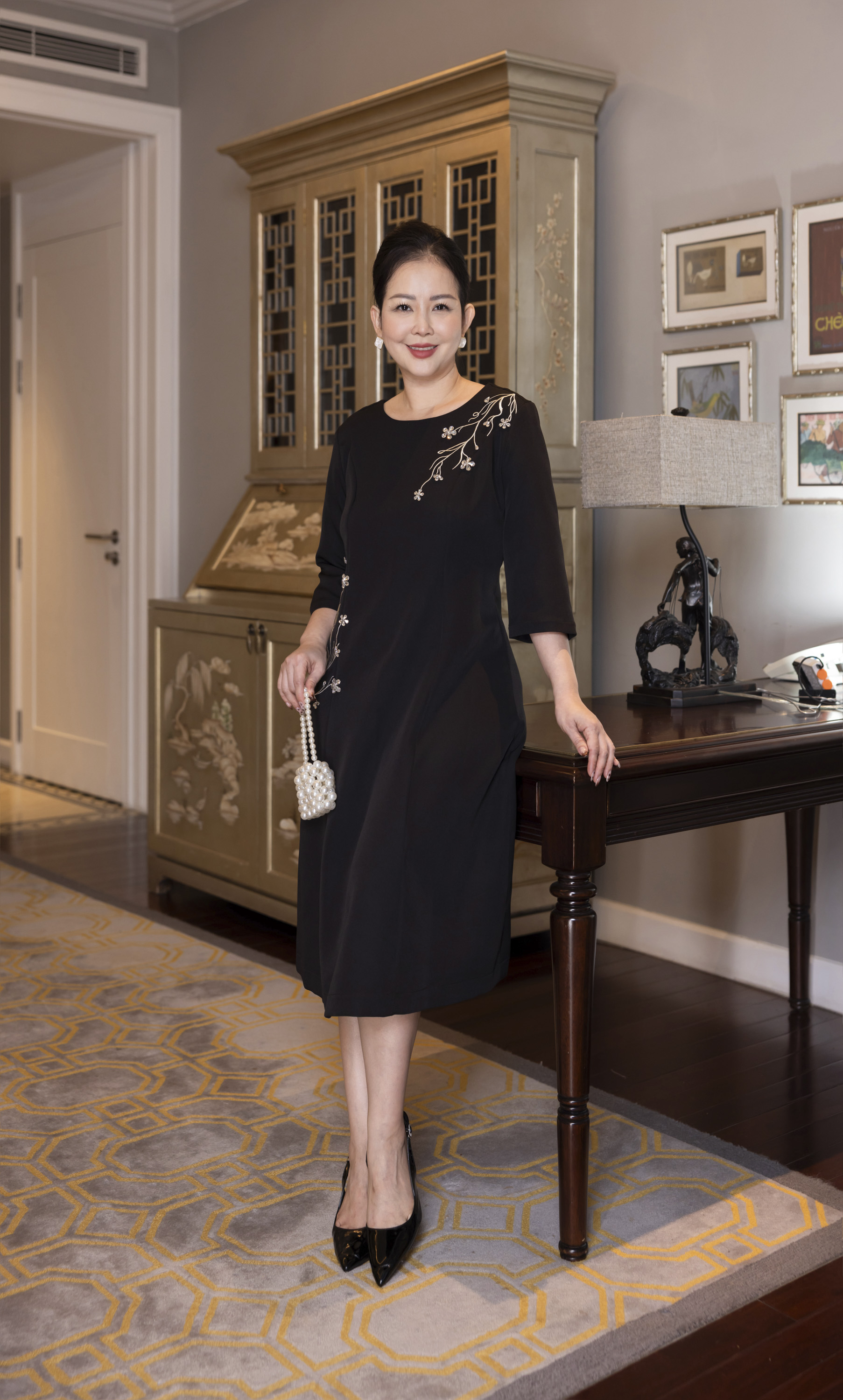 M COLLECTION | Váy Đầm Suông Nữ Trung Niên Tặng Mẹ Lụa Dày Thêu Hoa Tay Lỡ Cổ Tròn Dự Tiệc D13192LW01