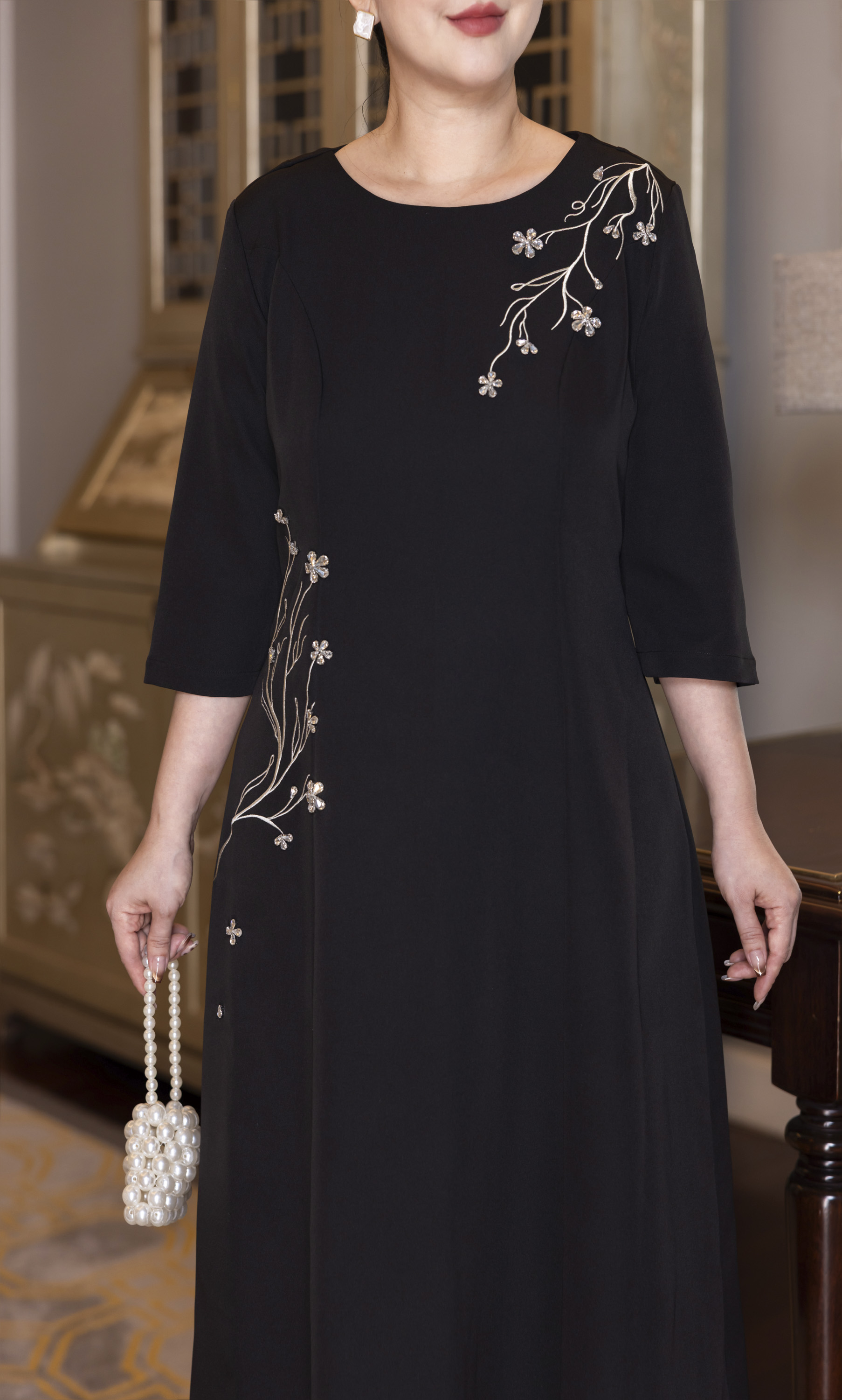 M COLLECTION | Váy Đầm Suông Nữ Trung Niên Tặng Mẹ Lụa Dày Thêu Hoa Tay Lỡ Cổ Tròn Dự Tiệc D13192LW01