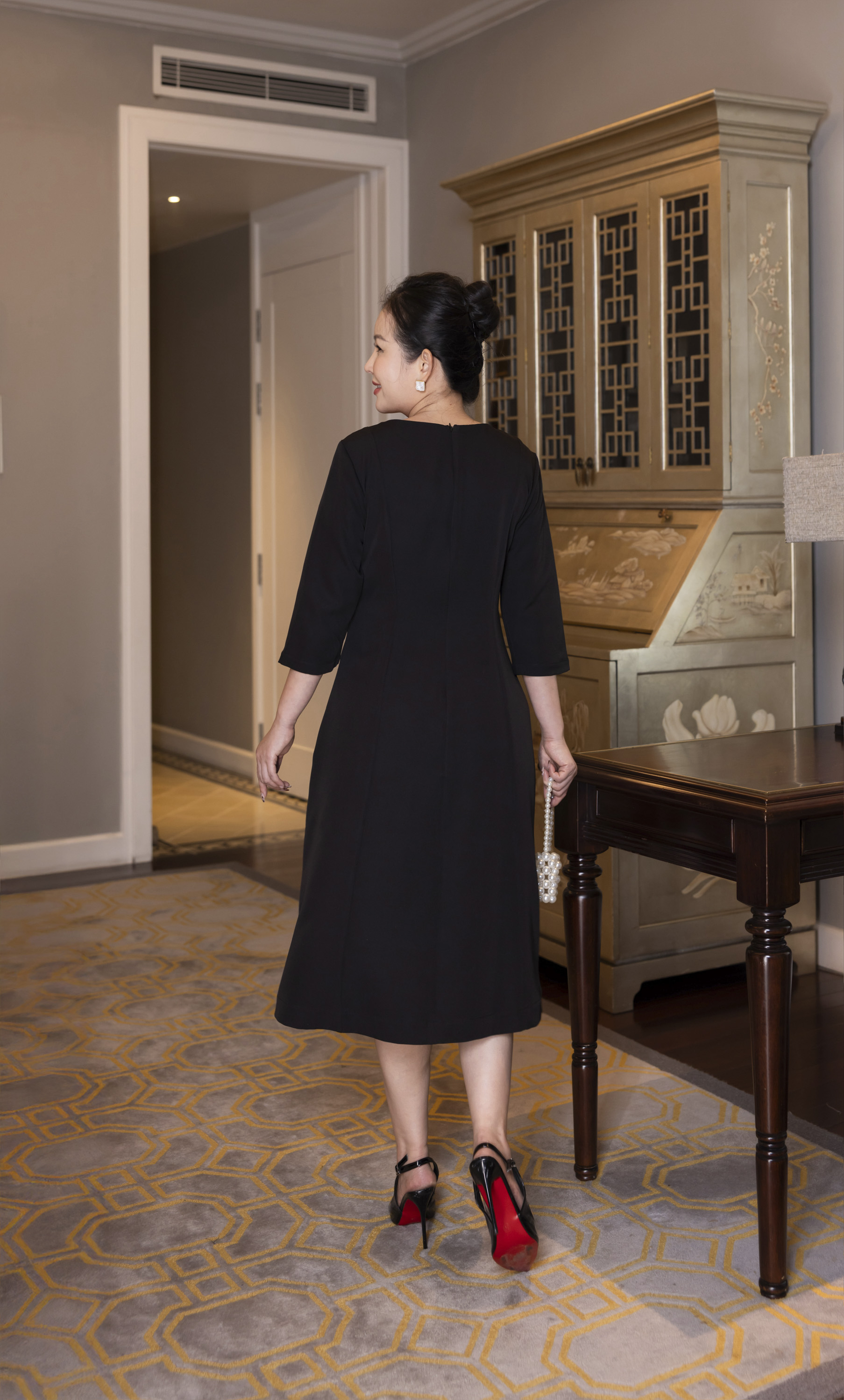 M COLLECTION | Váy Đầm Suông Nữ Trung Niên Tặng Mẹ Lụa Dày Thêu Hoa Tay Lỡ Cổ Tròn Dự Tiệc D13192LW01