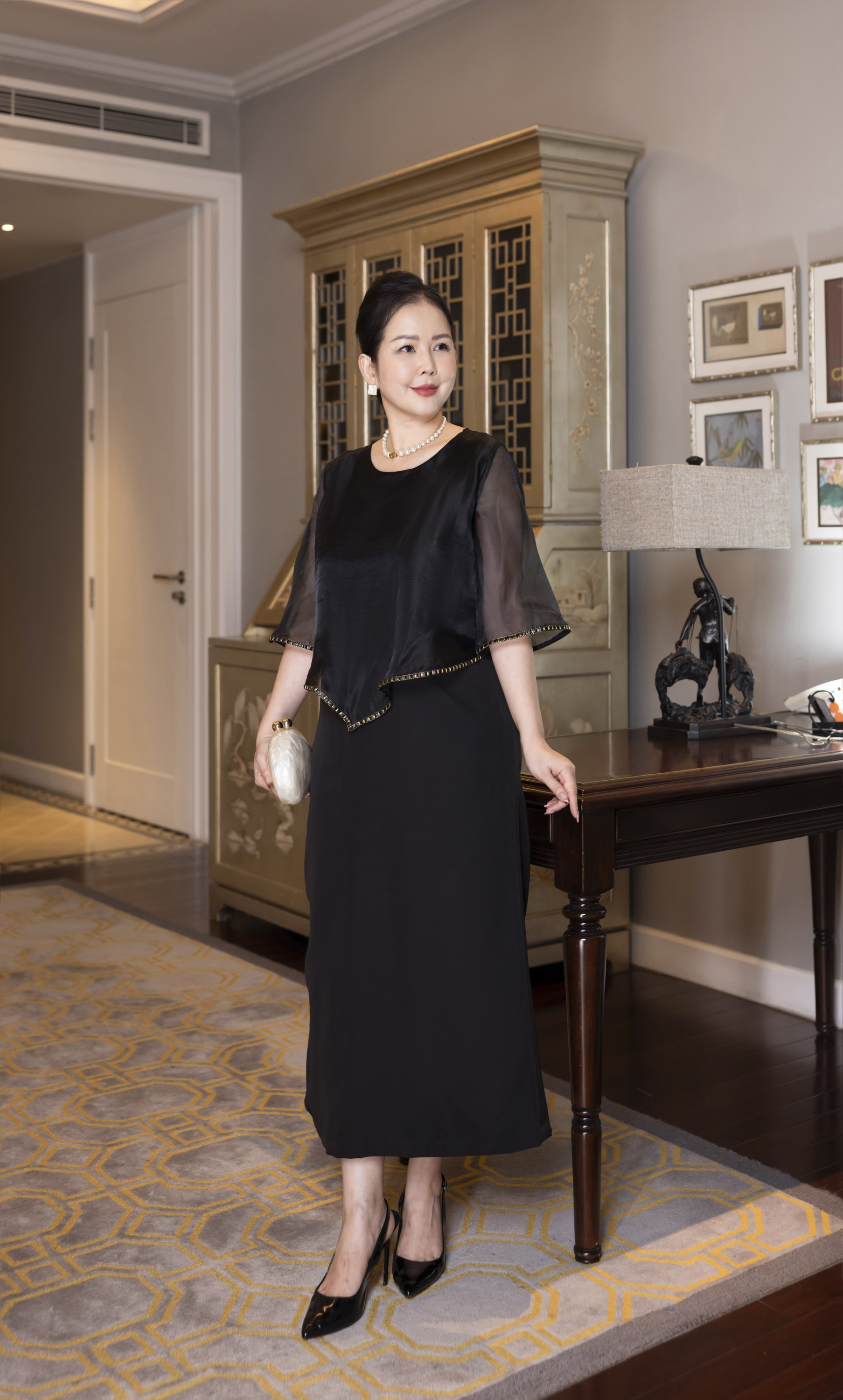 M COLLECTION | Váy Đầm Nữ Trung Niên Tặng Mẹ Phom Suông Cổ Tròn Lụa Dày Phối Choàng Tơ Hàn D13099LW01